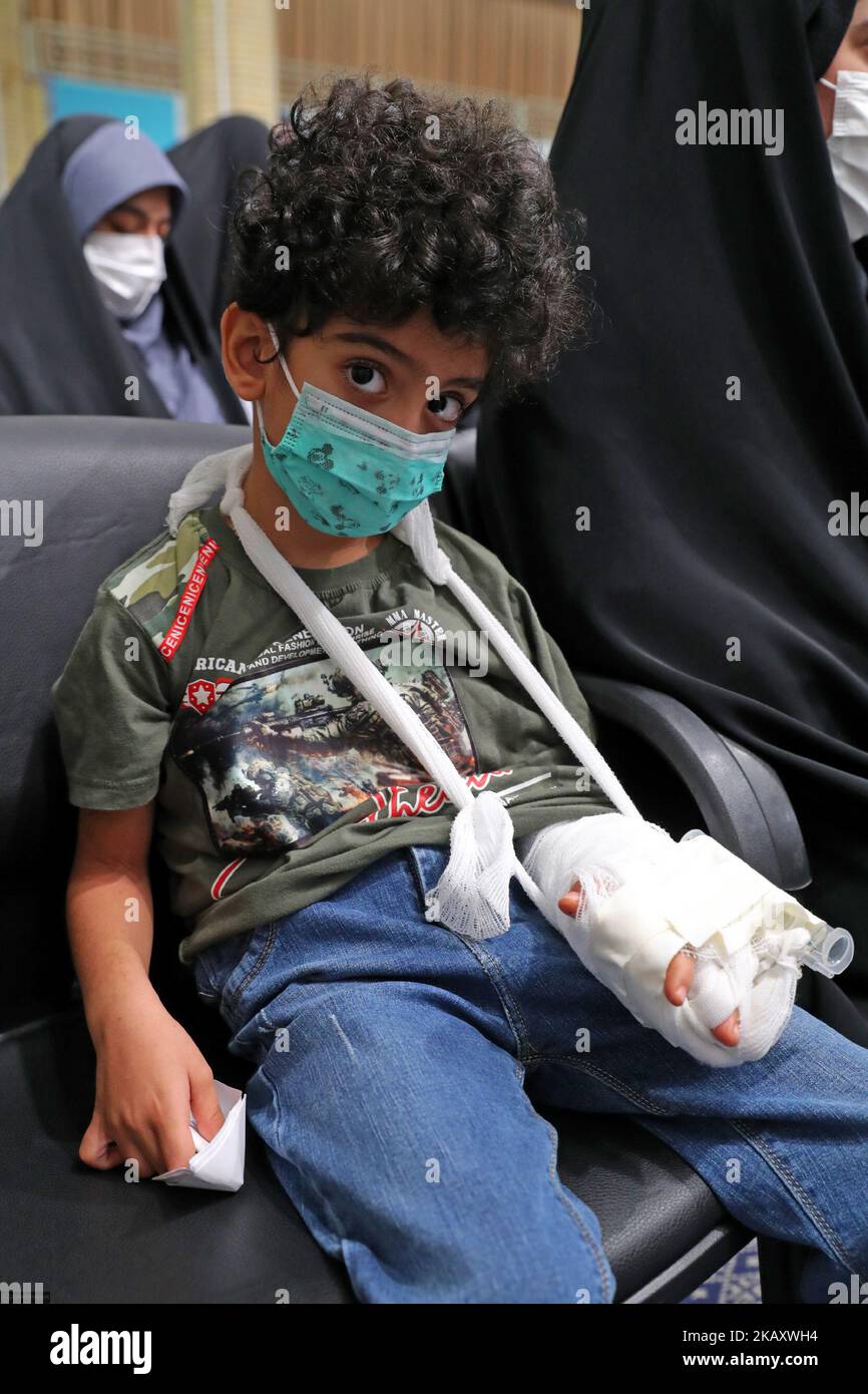 Teheran, Teheran, Iran. 2.. November 2022. Ein Handout-Bild, das vom Büro des iranischen Obersten Führers Ayatollah Ali Khamenei am 2. November 2022 zur Verfügung gestellt wurde, zeigt ARTIN SERAYEDARAN, der seine Eltern bei einem tödlichen Angriff auf das Schah-Cheragh-Mausoleum in der Hauptstadt Teheran verlor. Der Führer der Islamischen Revolution, Ayatollah Seyyed Ali Khamenei, sagte, die Vereinigten Staaten hätten keine wichtige Position und sind isoliert in der neuen Weltordnung, die sich herausbildet. (Bild: © Büro des Obersten iranischen Führers über ZUMA Press Wire) Stockfoto