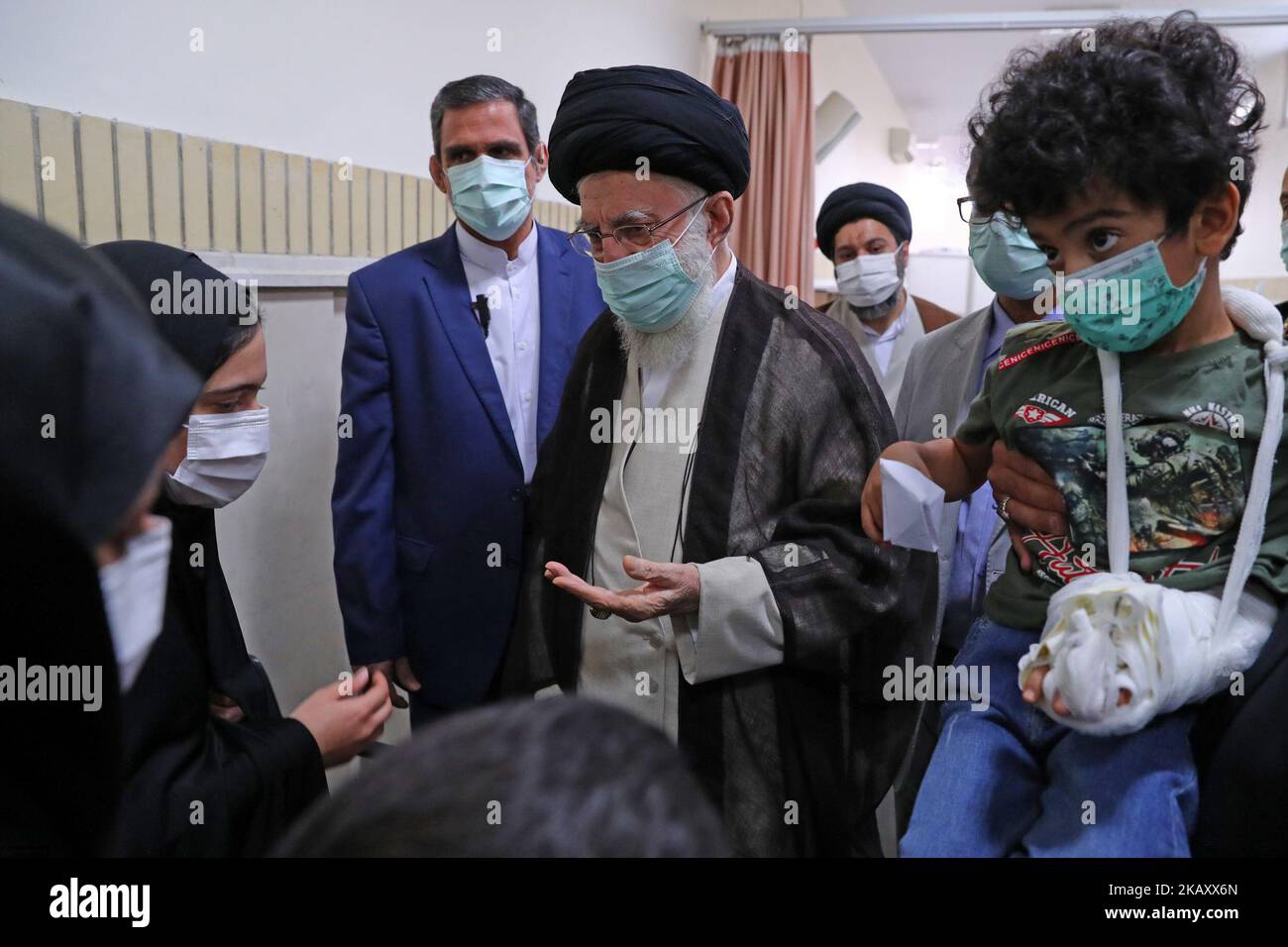 Teheran, Teheran, Iran. 2.. November 2022. Ein Handout-Bild, das vom Büro des iranischen Obersten Führers Ayatollah Ali Khamenei am 2. November 2022 zur Verfügung gestellt wurde, zeigt ihm (C) einen Gruß AN ARTIN SERAYEDARAN (R), der seine Eltern bei einem tödlichen Angriff auf das Schah-Cheragh-Mausoleum in der Hauptstadt Teheran verloren hat. Der Führer der Islamischen Revolution, Ayatollah Seyyed Ali Khamenei, sagte, die Vereinigten Staaten hätten keine wichtige Position und sind isoliert in der neuen Weltordnung, die sich herausbildet. (Bild: © Büro des Obersten iranischen Führers über ZUMA Press Wire) Stockfoto