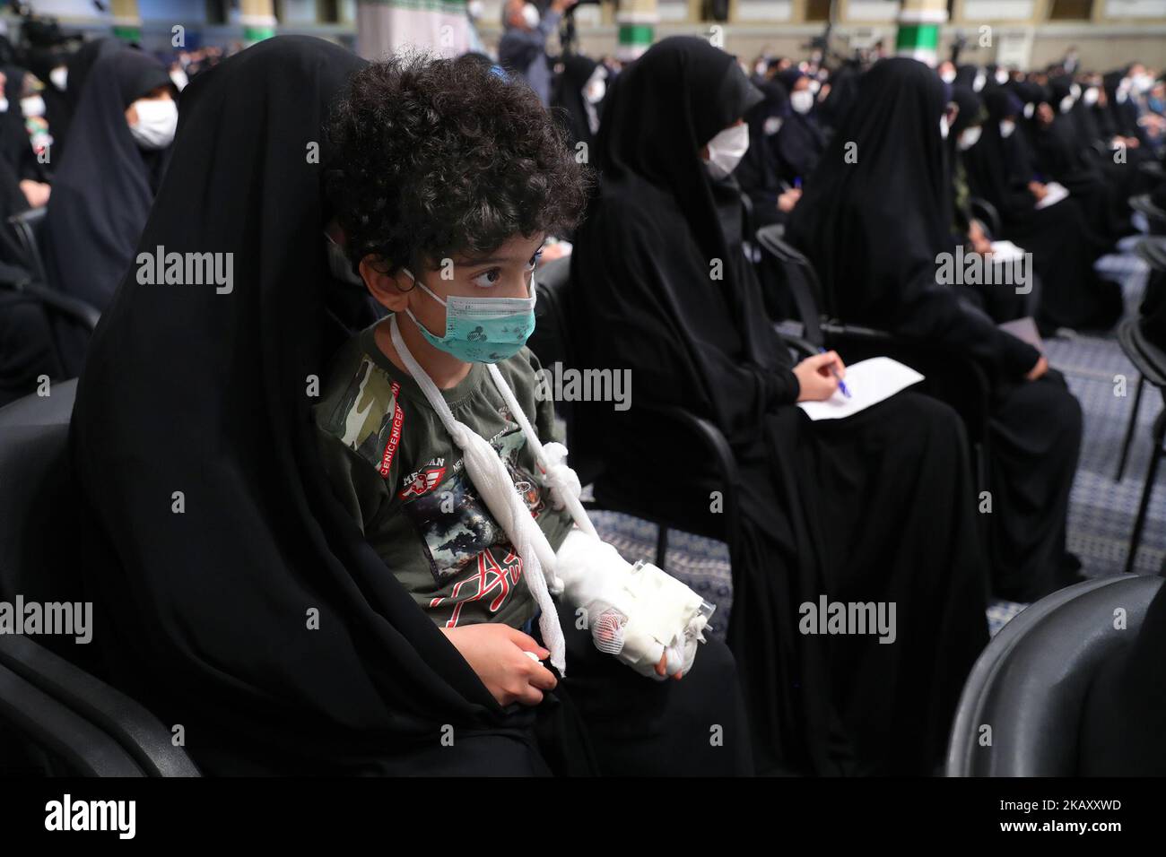 Teheran, Teheran, Iran. 2.. November 2022. Ein Handout-Bild, das vom Büro des iranischen Obersten Führers Ayatollah Ali Khamenei am 2. November 2022 zur Verfügung gestellt wurde, zeigt ARTIN SERAYEDARAN (L), der seine Eltern bei einem tödlichen Angriff auf das Schah-Cheragh-Mausoleum in der Hauptstadt Teheran verlor. Der Führer der Islamischen Revolution, Ayatollah Seyyed Ali Khamenei, sagte, die Vereinigten Staaten hätten keine wichtige Position und sind isoliert in der neuen Weltordnung, die sich herausbildet. (Bild: © Büro des Obersten iranischen Führers über ZUMA Press Wire) Stockfoto