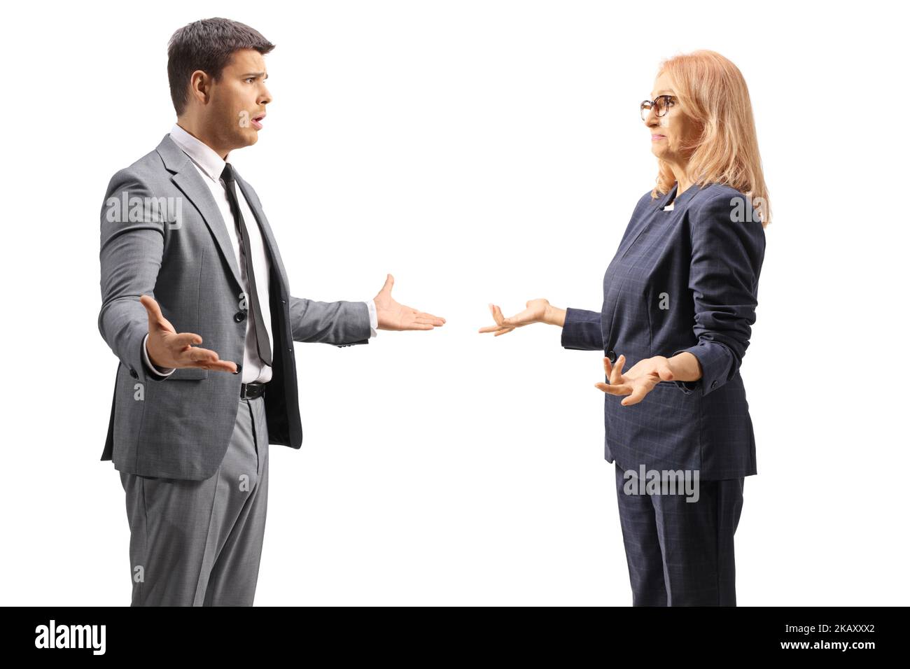 Professioneller Mann und Frau streiten isoliert auf weißem Hintergrund Stockfoto