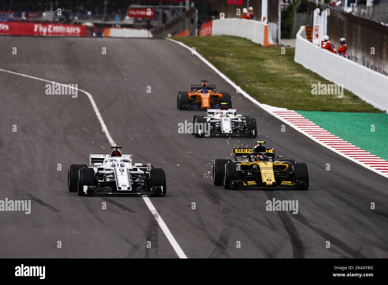 55 Carlos Sainz aus Spanien Renault Sport F1 Team RS18 überholt 09 Marcus Ericsson aus Schweden Alfa Romeo sauber F1 Team C37 während des Großen Preises der spanischen Formel 1 auf dem Circuit de Catalunya am 13. Mai 2018 in Montmelo, Spanien. (Foto von Xavier Bonilla/NurPhoto) Stockfoto