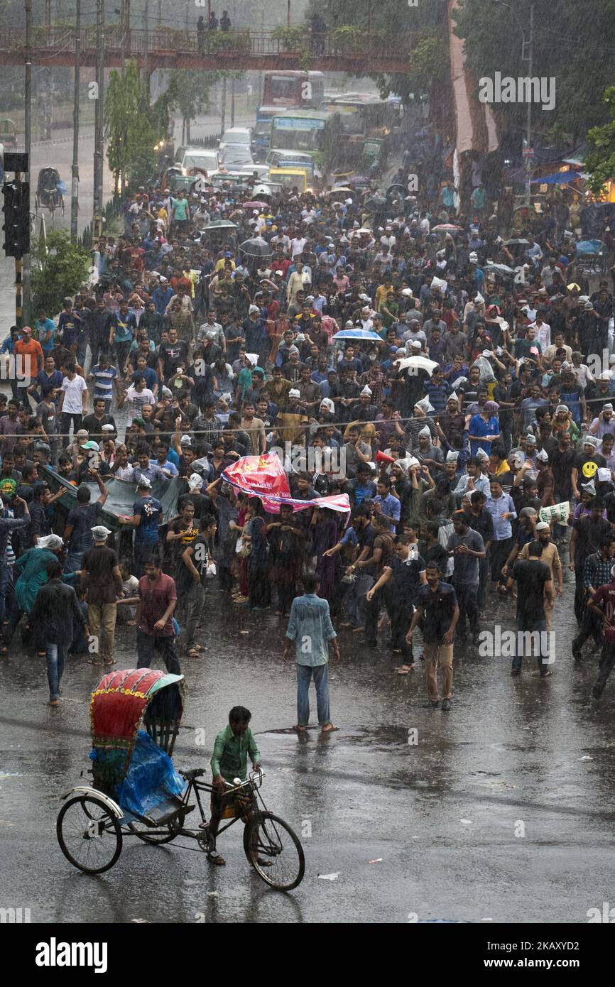 DHAKA, BANGLADESCH - 13. MAI: Studenten aus Bangladesch protestierten am 13. Mai 2018 in Dhaka, Bangladesch, gegen die Abschaffung oder Reform eines Quotensystems für Regierungsjobs. Zu ihren Forderungen gehören die Herabsetzung der bestehenden Quote von 56 % auf 10 %, die Einführung einer einheitlichen Altersgrenze für staatliche Dienste, die Überprüfung des Quotensystems bei Einstellungsverfahren, einschließlich der Prüfungen des öffentlichen Dienstes in Bangladesch, die Besetzung leerstehender Stellen aus Leistungslisten, wenn keine Kandidaten mit Quoten gefunden werden, Und die Aufhebung des speziellen Einstellungsverfahrens für diejenigen, die Quotenrechte haben. Von der Quote von 56 % sind 30 % für die Kinder bestimmt Stockfoto