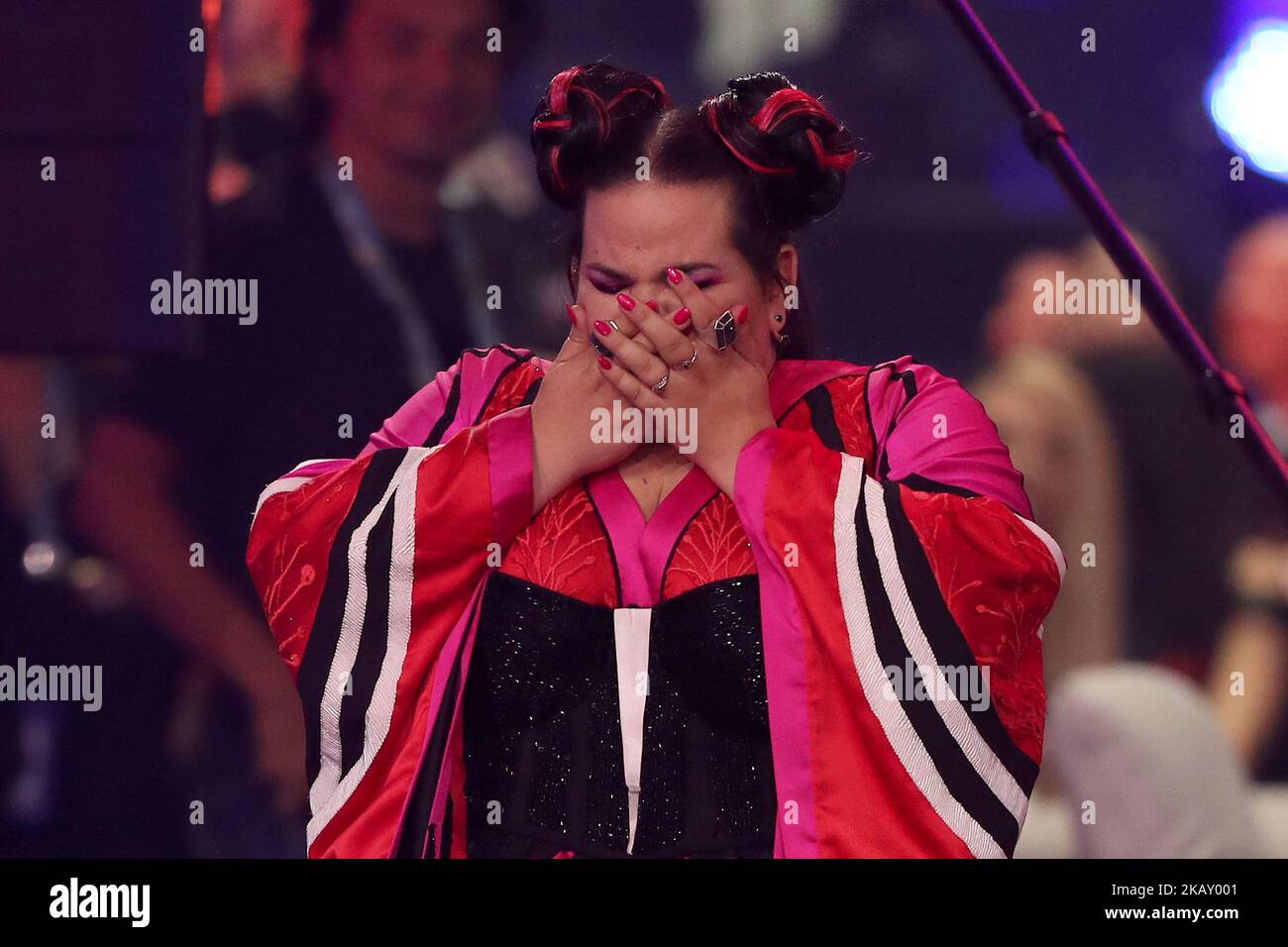 Netta aus Israel reagiert nach dem Gewinn des Eurovision Song Contest Grand Finals 2018 in der Altice Arena in Lissabon, Portugal am 12. Mai 2018. ( Foto von Pedro Fiúza/NurPhoto) Stockfoto
