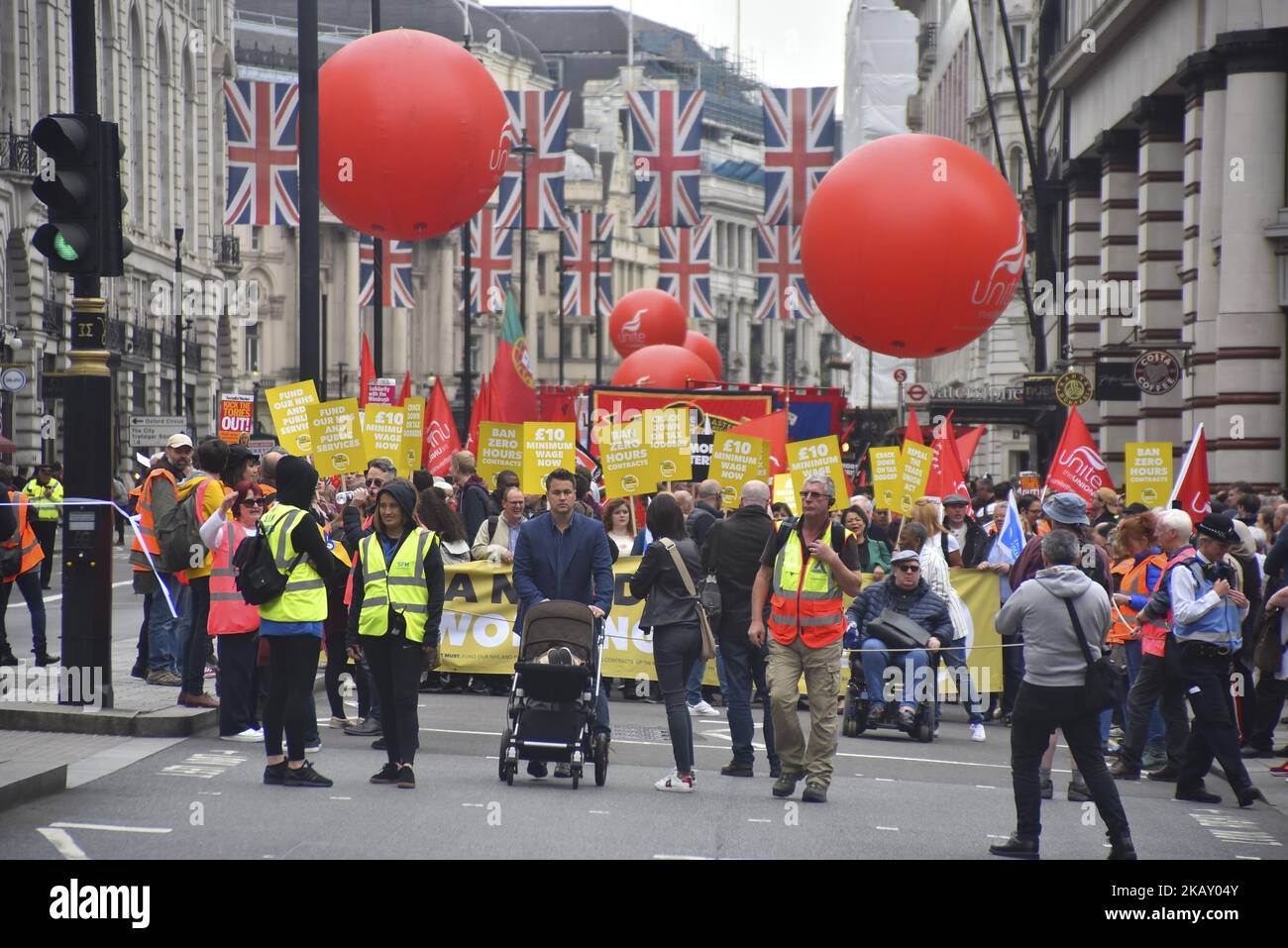Der Trades Union Congress (TUC) marschieren durch das Zentrum Londons und fordern am 12. Mai 2018 einen neuen Deal für die arbeitenden Menschen in London. Die TUC rief am 12. Mai zu einer nationalen Demonstration auf, um ein Ende der Sparpolitik der Regierung und bessere Rechte für alle am Arbeitsplatz zu fordern. (Foto von Alberto Pezzali/NurPhoto) Stockfoto