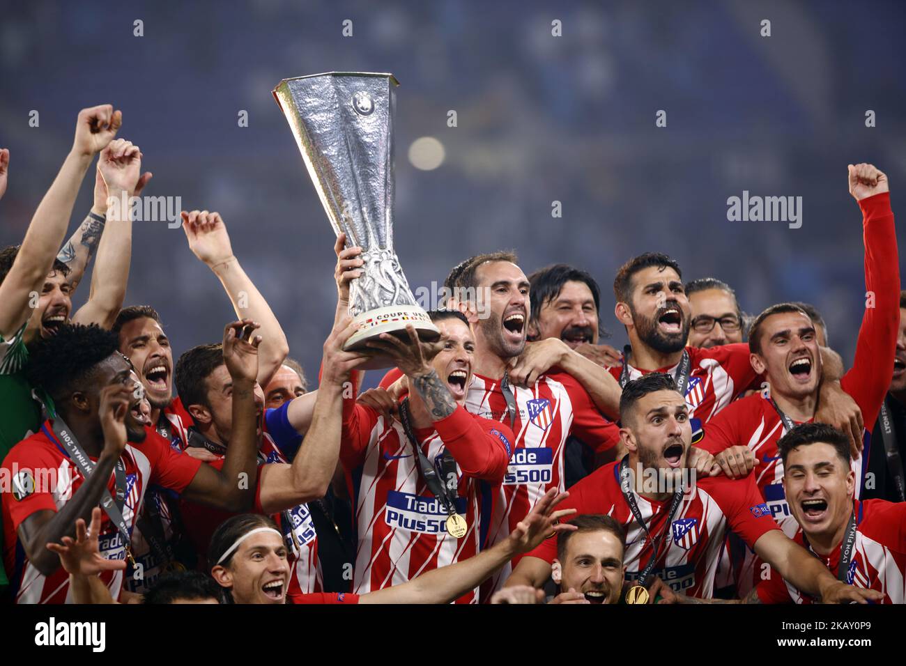 Das Team des Club Atletico de Madrid feiert nach dem Gewinn des UEFA Europa League Finales zwischen Olympique de Marseille und dem Club Atletico de Madrid am 16. Mai 2018 im Stade de Lyon, Frankreich. (Phoro von Mehdi Taamallah / NurPhoto) Stockfoto