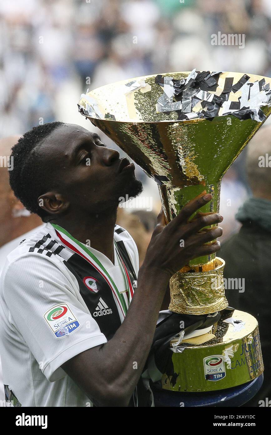 Juventus Mittelfeldspieler Blaise Matuidi (14) küsst die Fußball-Titeltrophäe der Serie A nach dem Fußballspiel der Serie A n.38 JUVENTUS - VERONA am 19/05/2018 im Allianz Stadium in Turin, Italien. (Foto von Matteo Bottanelli/NurPhoto) Stockfoto