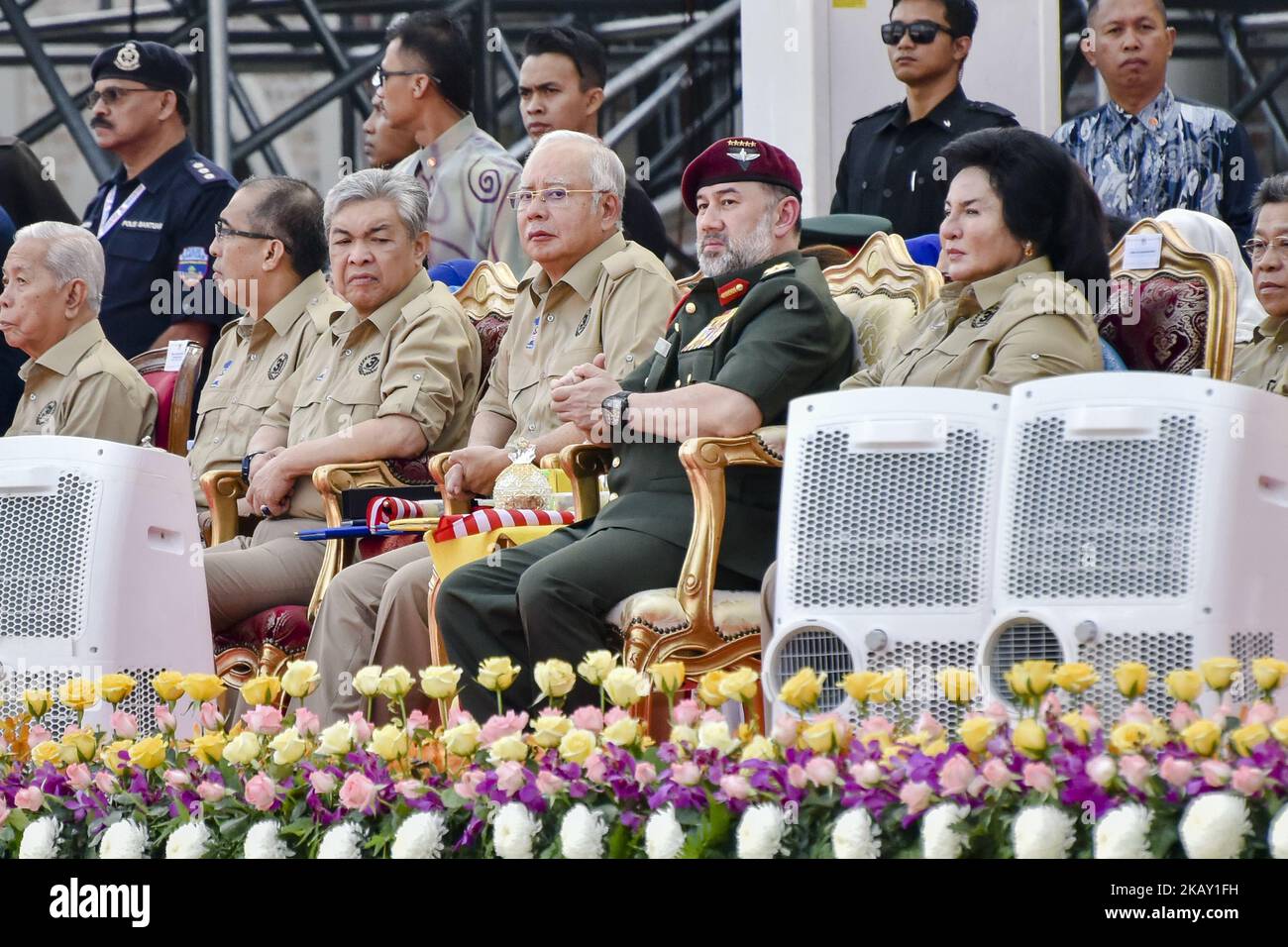 Der malaysische Premierminister Najib Razak (C) aus dem Jahr 6. 2017 und seine Frau Rosmah Mansor (R) nehmen am 31. August 60. an der Feier zum Unabhängigkeitstag auf dem Merdeka-Platz in Kuala Lumpur, Malaysia, Teil. (Foto von Chris Jung/NurPhoto) Stockfoto