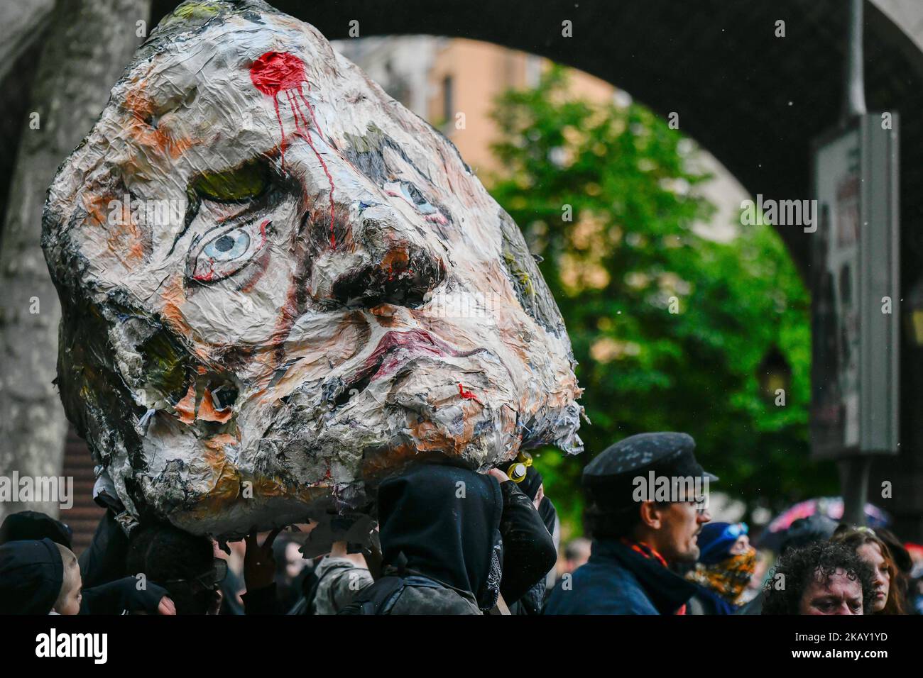 Am 22. Mai 2018 demonstrieren Menschen in Paris während eines landesweiten Protestes von französischen Bediensteten des öffentlichen Sektors und Beamten gegen die vom französischen Präsidenten vorgeschlagenen Überholungen, die sie als einen „Angriff“ des zentristischen Führers gegen die öffentlichen Dienste und ihre wirtschaftliche Sicherheit bezeichnen. (Foto von Julien Mattia/NurPhoto) Stockfoto