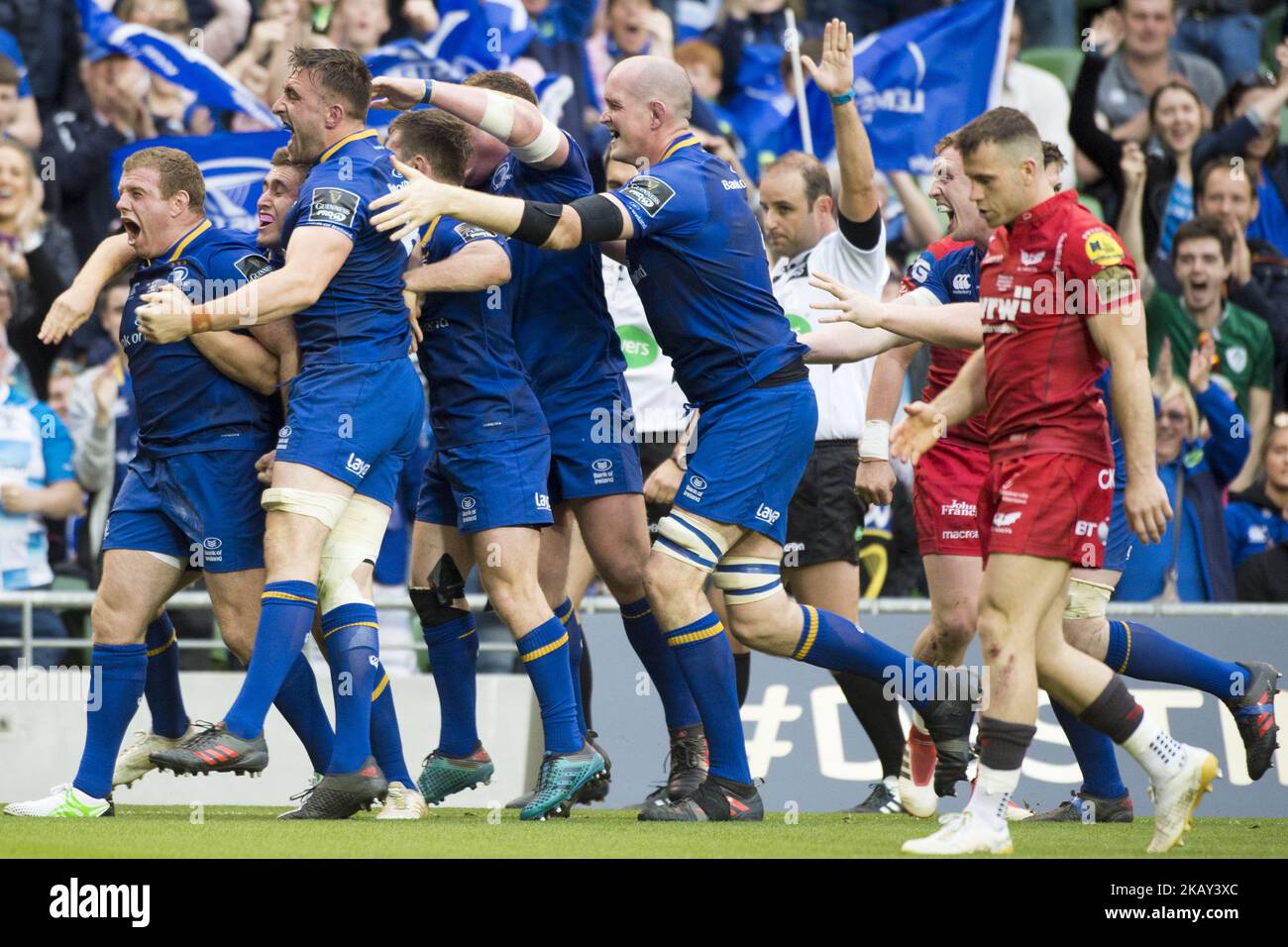 Leinster-Spieler feiern Sean Cronin beim Guinness PRO14 Final Match zwischen Leinster Rugby und Scarlets am 26. Mai 2018 im Aviva Stadium in Dublin, Irland (Foto: Andrew Surma/NurPhoto) Stockfoto