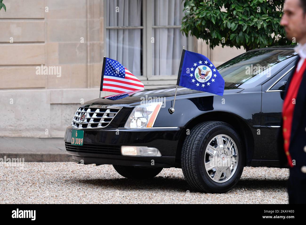 Die amerikanische Delegation kommt am 29. Mai 2018 in Paris in einem riesigen amerikanischen Auto am Elysee-Palast an. Die Internationale Konferenz über Libyen, die vom Präsidenten der Französischen Republik, Emmanuel Macron, im Elysée-Palast veranstaltet wurde, versammelte sich am Dienstag, dem 29. Mai 2018, um libysche Führer, mehr als 20 Länder und 4 internationale Organisationen zu einem gemeinsamen Fahrplan zu bewegen. (Foto: Julien Mattia/NurPhoto) Stockfoto