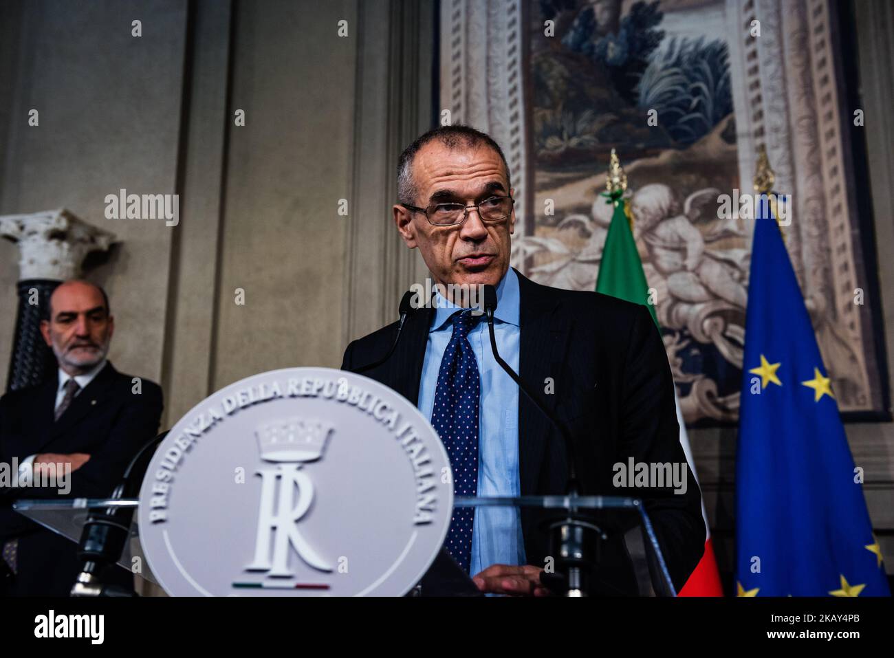 Carlo Cottarelli, ehemaliger Direktor des IWF, spricht zu Journalisten, nachdem er am 28. Mai 2018 mit dem italienischen Präsidenten Sergio Mattarella im Präsidentenpalast Quirinale in Rom, Italien, gesprochen hatte. Giuseppe Conte, der Kandidat des italienischen Premierministers, hatte sein Amt beendet, nachdem 5 die Star Movement (M5S) und die Ernennung zum Finanzminister Paolo Savona durch den italienischen Präsidenten Sergio Mattarella abgelehnt worden waren. (Foto von Michele Spatari/NurPhoto) Stockfoto