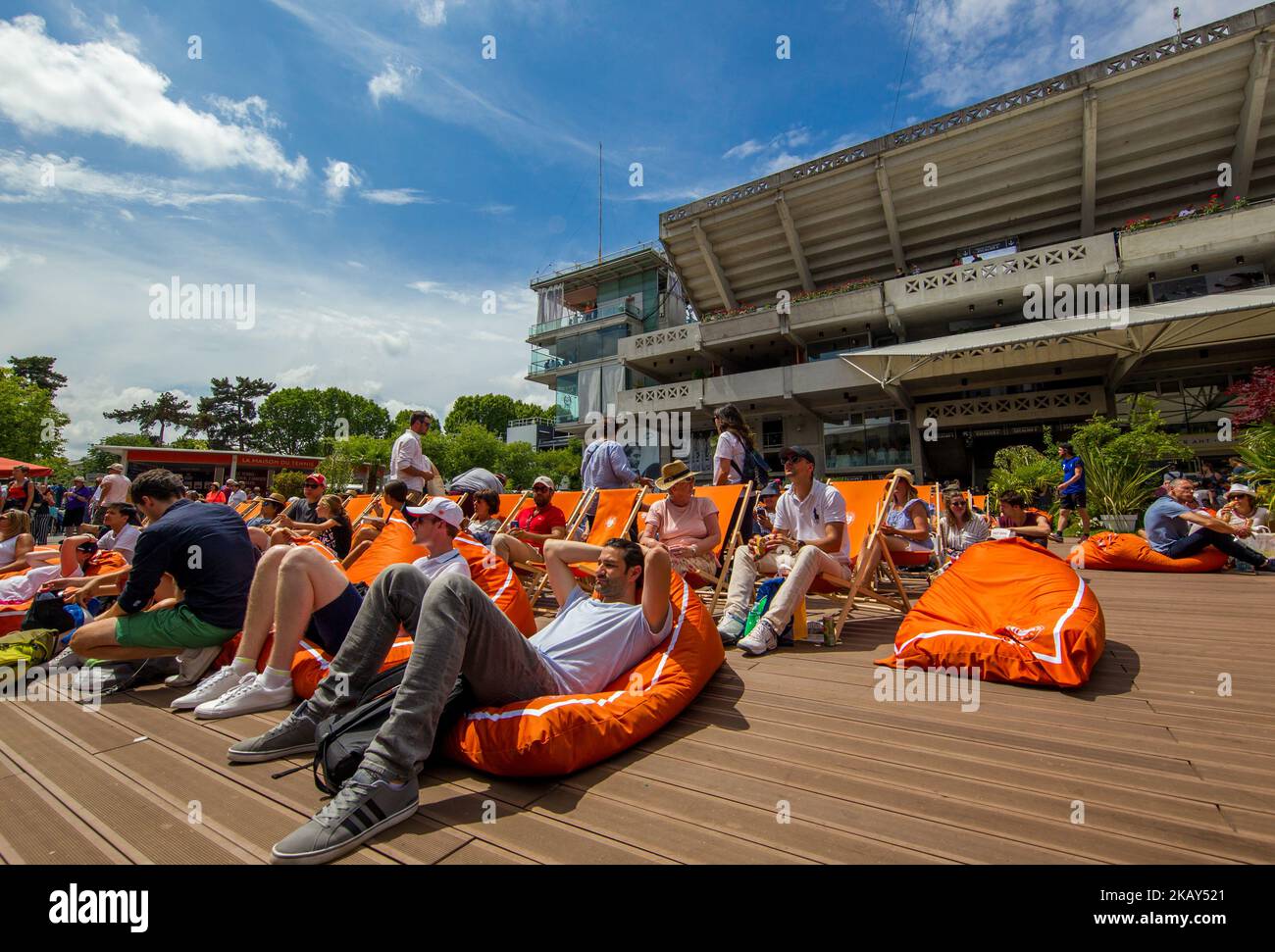 Tennis-Fans beobachten die Spiele bei Roland Garros Grand Slam Turnier - Tag 5 am 31. Mai 2018 in Paris, Frankreich. (Foto von Robert Szaniszló/NurPhoto) Stockfoto