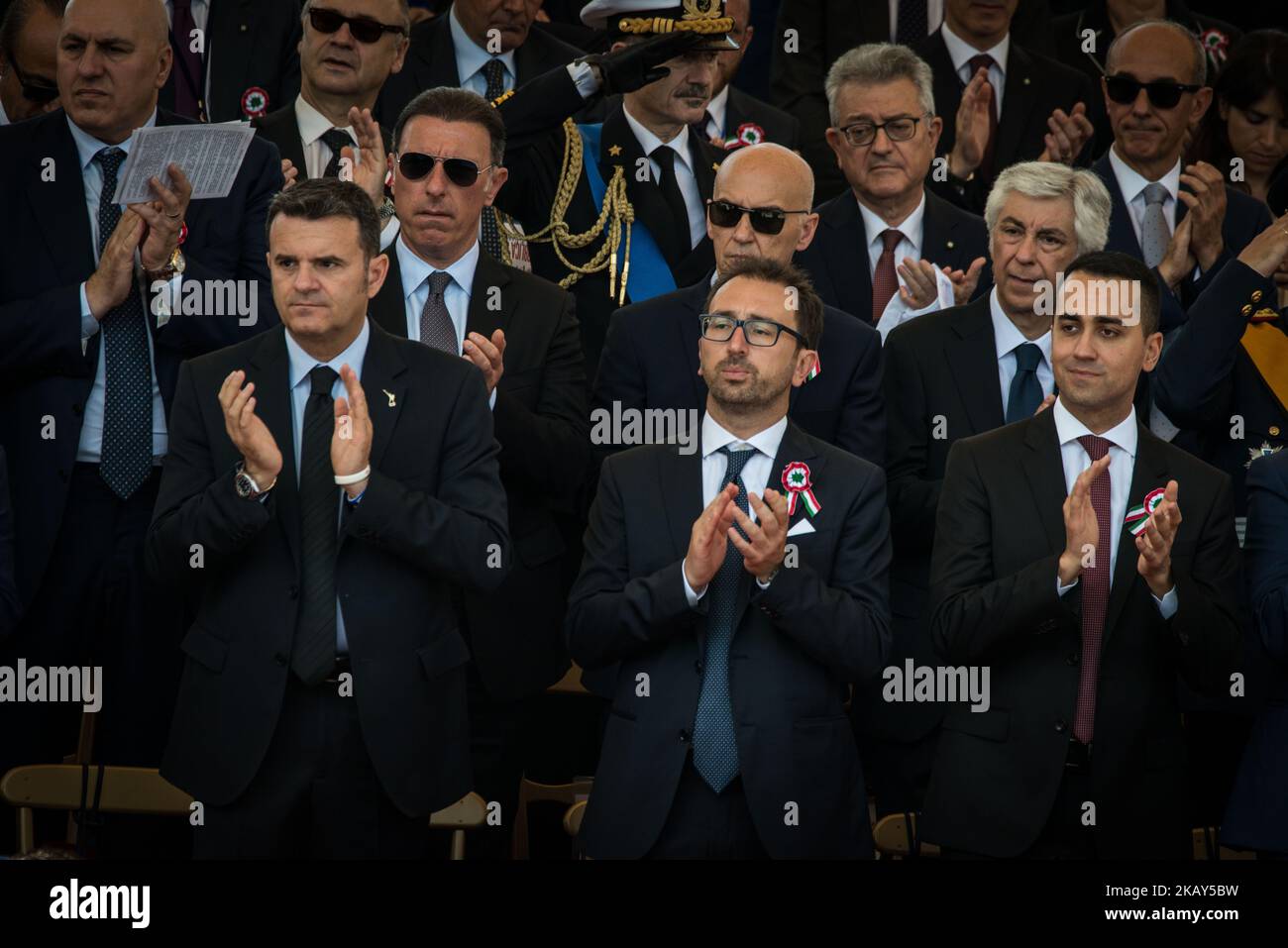 (Von links) Italiens Landwirtschaftsminister Gianmarco Centinaio, Italiens Justizminister Alfonso Bonafede und Italiens Minister für Arbeit und Industrie bei einer Zeremonie anlässlich des Jahrestages der Italienischen Republik (Tag der Republik) am 2. Juni 2018 auf der Piazza Venezia in Rom. (Foto von Andrea Ronchini/NurPhoto) Stockfoto