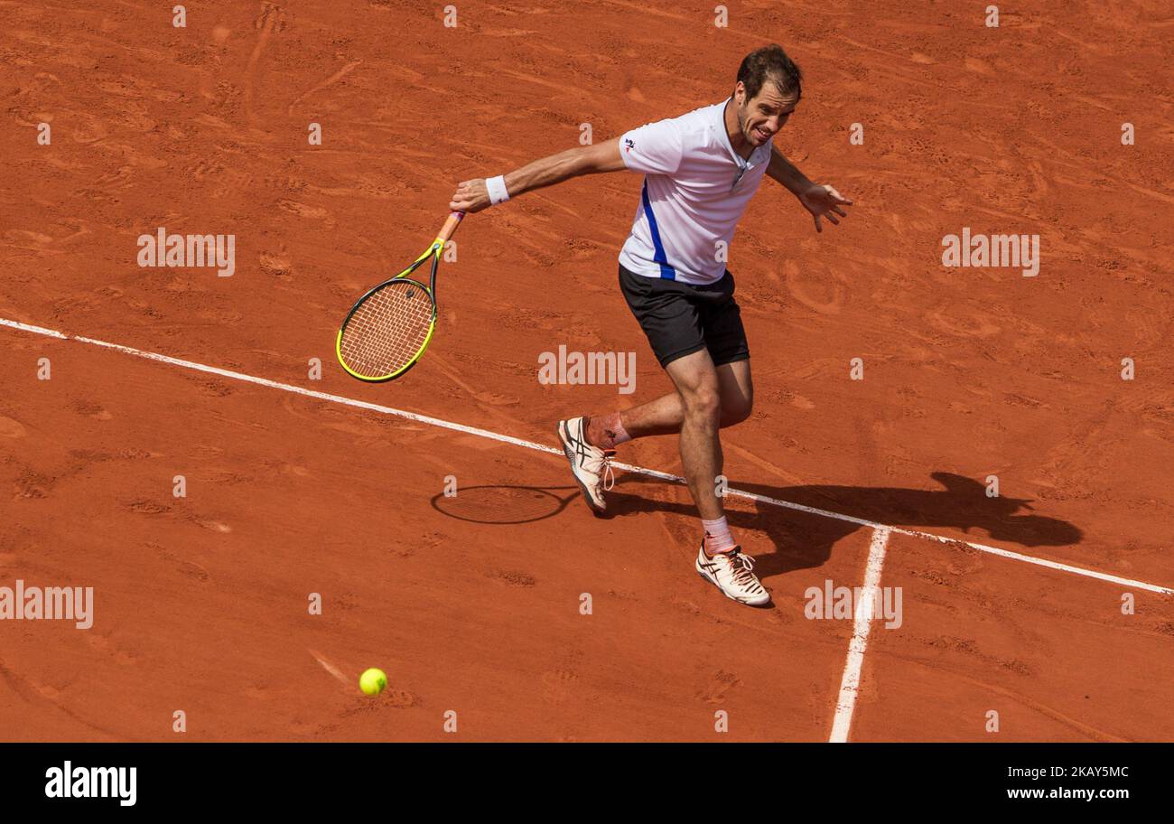 Richard Gasquet von Frankreich gibt den Ball an Rafael Nadal von Spanien während der dritten Runde bei Roland Garros Grand Slam Tournament - Tag 7 am 02. Juni 2018 in Paris, Frankreich. (Foto von Robert Szaniszló/NurPhoto) Stockfoto