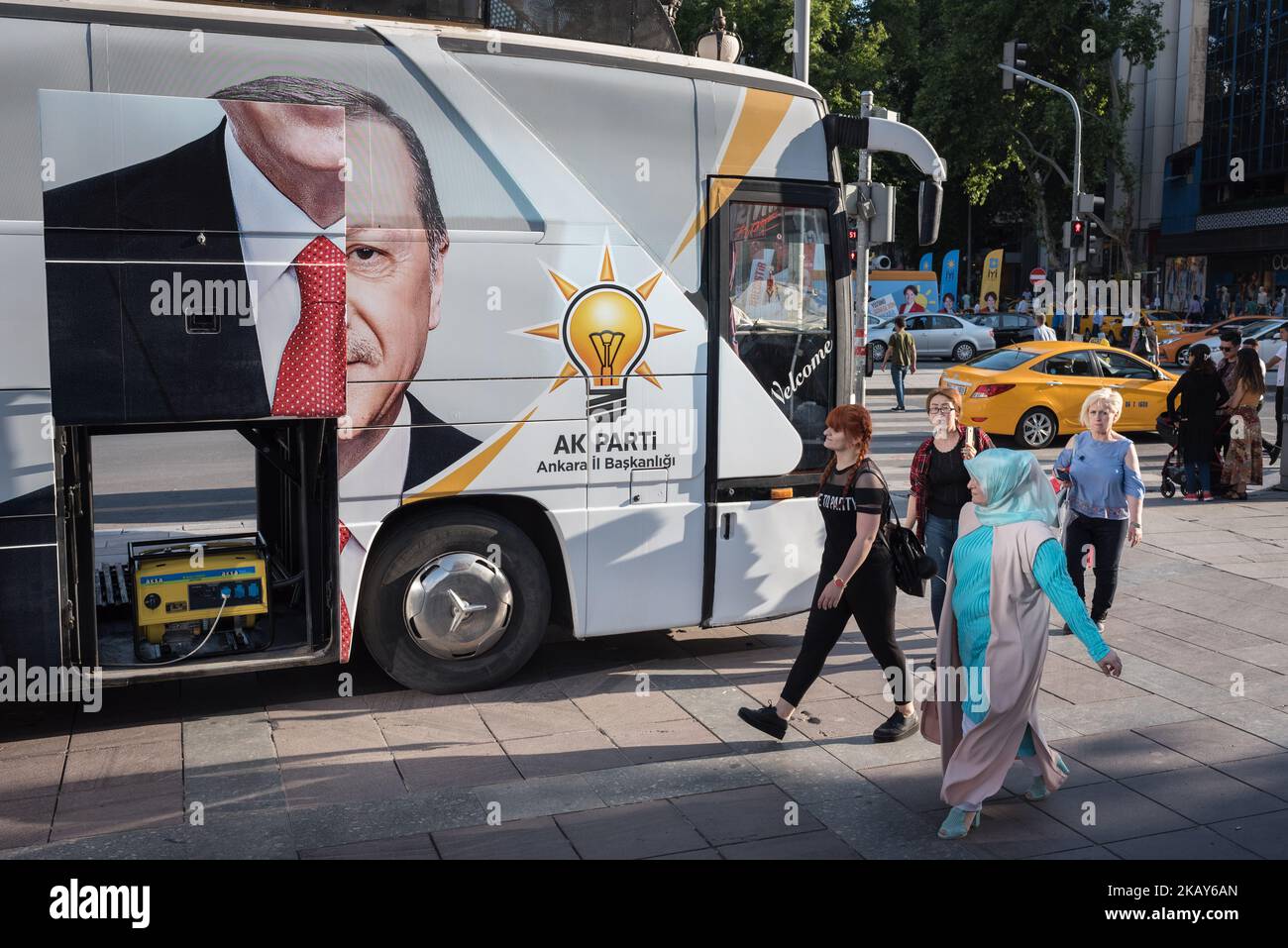 Das Gesicht des türkischen Präsidenten Recep Tayyip Erdogan erscheint vor den türkischen Wahlen halb behindert auf der Seite eines offenen Wahlbusses im zentralen Stadtteil Kizilay in Ankara in der Türkei. Foto aufgenommen am 3. Juni 2018. (Foto von Diego Cupolo/NurPhoto) Stockfoto