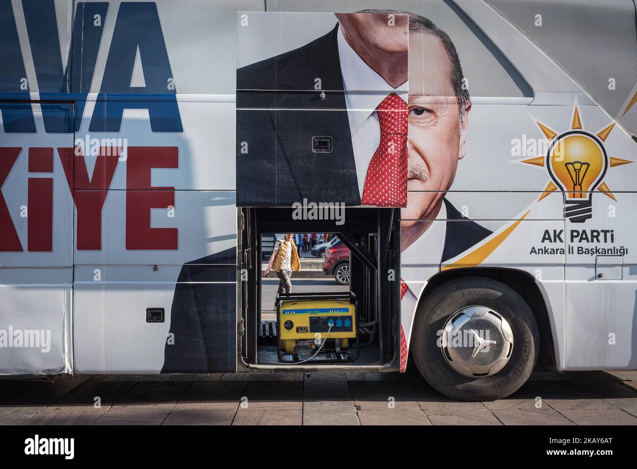 Das Gesicht des türkischen Präsidenten Recep Tayyip Erdogan erscheint vor den türkischen Wahlen halb behindert auf der Seite eines offenen Wahlbusses im zentralen Stadtteil Kizilay in Ankara in der Türkei. Foto aufgenommen am 3. Juni 2018. (Foto von Diego Cupolo/NurPhoto) Stockfoto