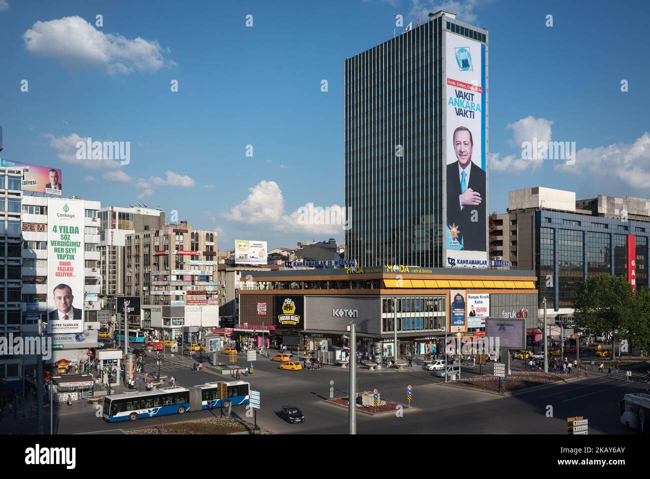 Der türkische Präsident Recep Tayyip Erdogan erscheint in einer neuen Wahlkampfwerbung auf einem Wolkenkratzer im zentralen Stadtteil Kizilay in Ankara, Türkei, vor den türkischen Wahlen. Foto aufgenommen am 3. Juni 2018. (Foto von Diego Cupolo/NurPhoto) Stockfoto