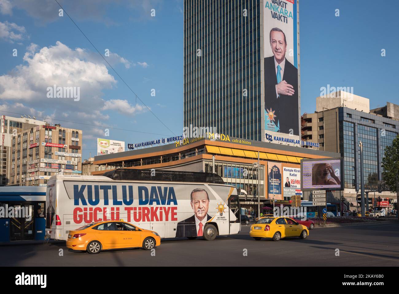 Im Vorfeld der türkischen Wahlen erscheinen Wahlkampfanzeigen des türkischen Präsidenten Recep Tayyip Erdogan in einem Bus und auf einem Wolkenkratzer im zentralen Stadtteil Kizilay in Ankara, Türkei. Foto aufgenommen am 3. Juni 2018. (Foto von Diego Cupolo/NurPhoto) Stockfoto