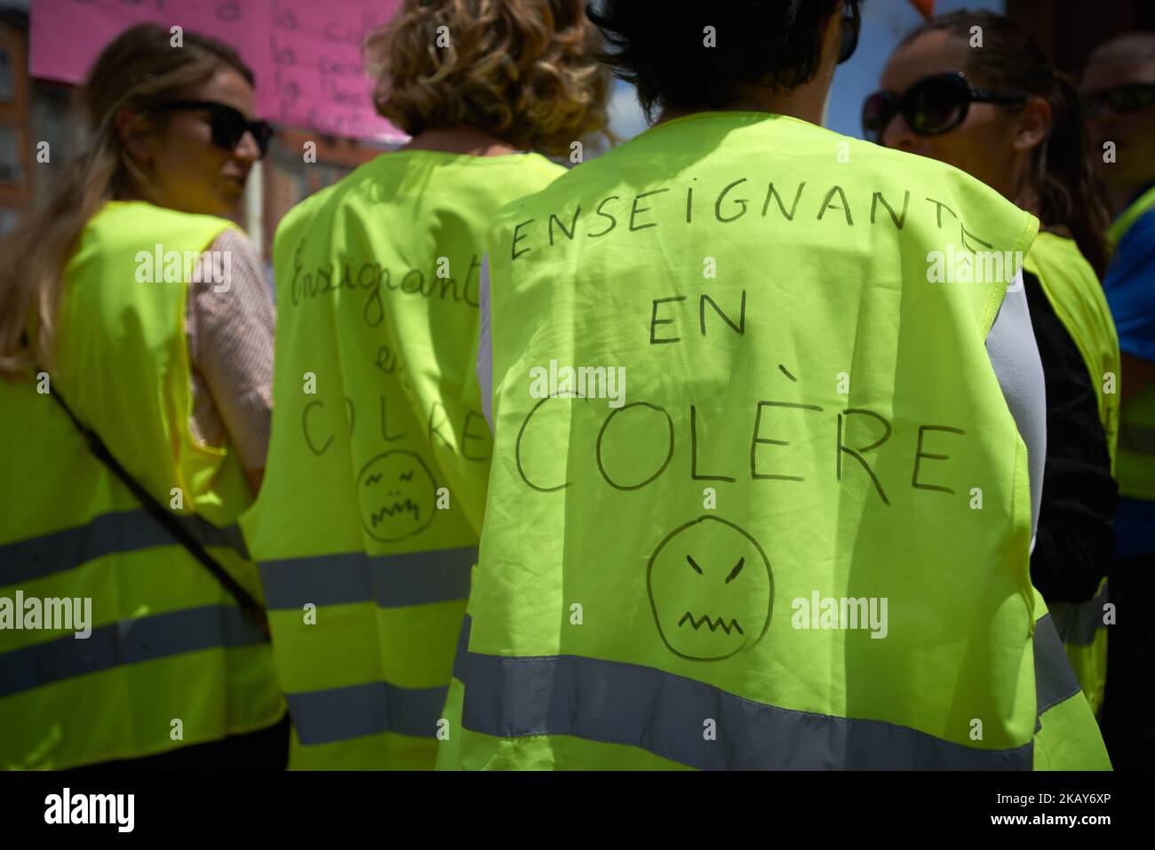 Es heißt „Angry Teachers“. Grundschullehrer und Elternschüler versammelten sich und demonstrierten vor der Präfektur der Haute-Garonne, als sie gegen den Mangel an Grundschullehrern, die Anzahl der Schüler, die durch Klassen zu hoch sind, und ganz allgemein gegen den Mangel an Bildungsmitteln in Frankreich protestierten. Toulouse. Frankreich. Juni 4. 2018. (Foto von Alain Pitton/NurPhoto) Stockfoto