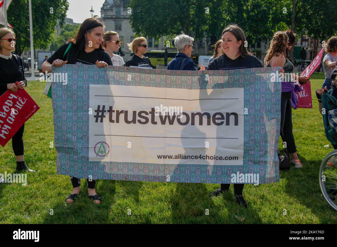 Banner bei Protesten für Abtreibung. Wahlbefürwortergruppen und Unterstützer protestierten am 5. Juni 2018 in London, Großbritannien, um Abtreibungen in Nordirland zu regulieren. (Foto von Alex Cavendish/NurPhoto) Stockfoto