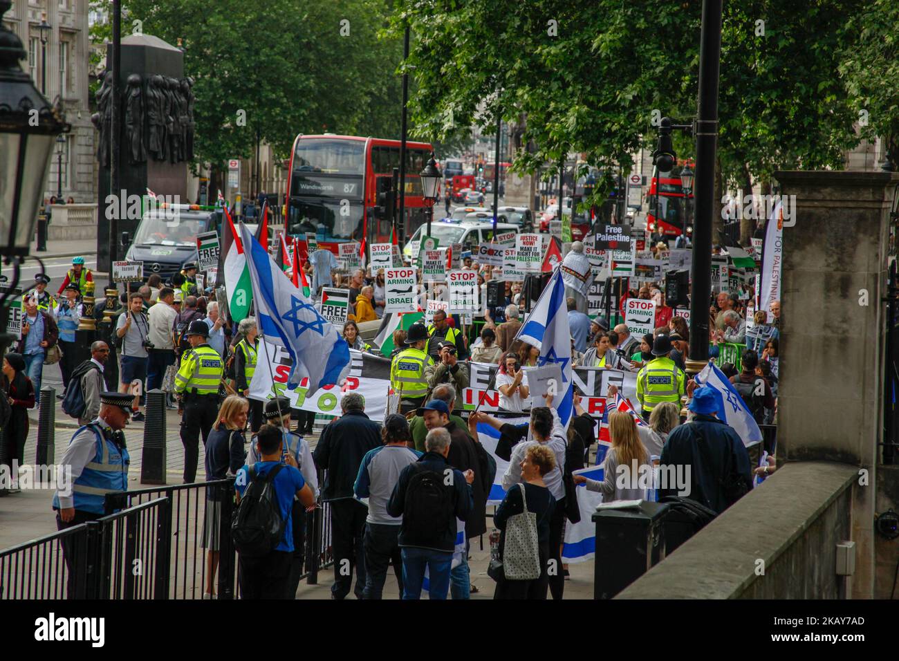 Israelische Gegendemo beim Protest gegen die Freiheit Palästinas. Palästinenser und diejenigen, die Palästina unterstützen, protestierten am 5. Juni 2018 in London, Großbritannien, gegen die jüngsten Morde im Gazastreifen. (Foto von Alex Cavendish/NurPhoto) Stockfoto