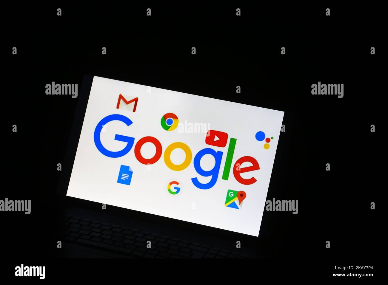 Das Logo von Google und alle seine Dienste wie Google Mail, Chrome, YouTube, Maps, Drive usw., wird auf einem Bildschirm zu sehen. (Foto von Alexander Pohl/NurPhoto) Stockfoto