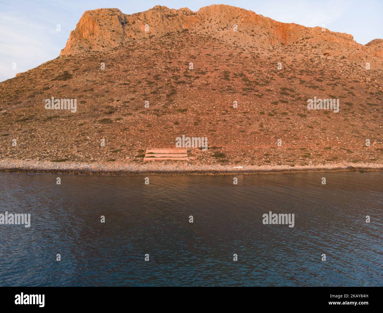 Luftaufnahmen vom Strand Stavros, Kreta, Griechenland, am 3. Juni 2018. Das Ende der Halbinsel bildet eine erstaunliche geschützte Bucht mit einem steilen Hügel im Hintergrund, einem Sandstrand und ein wenig Marine für Fischerboote. Stavros Strand ist in der Nähe von Chania Stadt. Stavros Beach war der Ort, an dem der griechische Tanz Zorba gefilmt wurde. Es ist ein raues Land, das in einem wunderschönen, klaren Strand endet. (Foto von Nicolas Economou/NurPhoto) Stockfoto