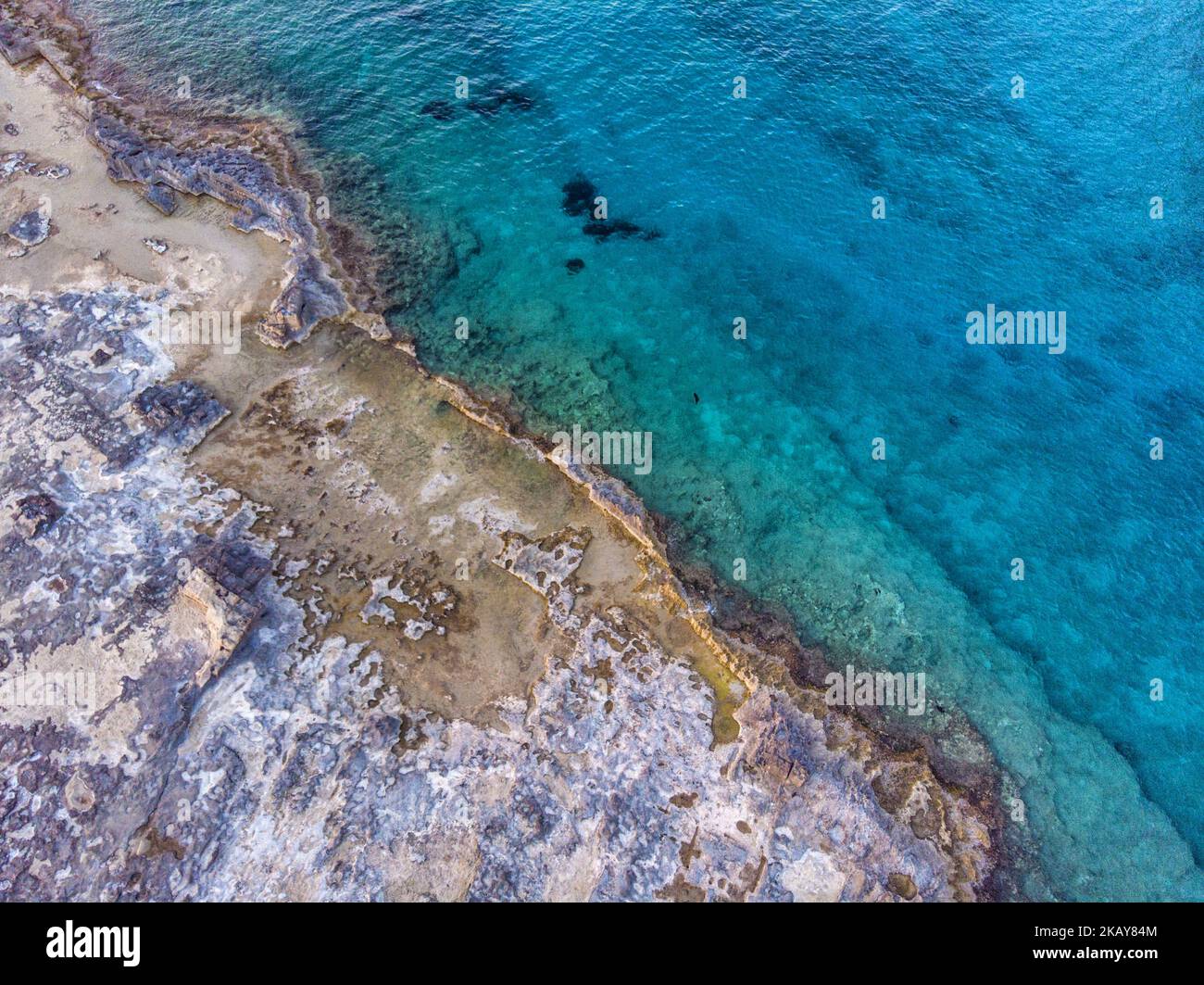 Luftaufnahmen vom Strand Stavros, Kreta, Griechenland, am 3. Juni 2018. Das Ende der Halbinsel bildet eine erstaunliche geschützte Bucht mit einem steilen Hügel im Hintergrund, einem Sandstrand und ein wenig Marine für Fischerboote. Stavros Strand ist in der Nähe von Chania Stadt. Stavros Beach war der Ort, an dem der griechische Tanz Zorba gefilmt wurde. Es ist ein raues Land, das in einem wunderschönen, klaren Strand endet. (Foto von Nicolas Economou/NurPhoto) Stockfoto