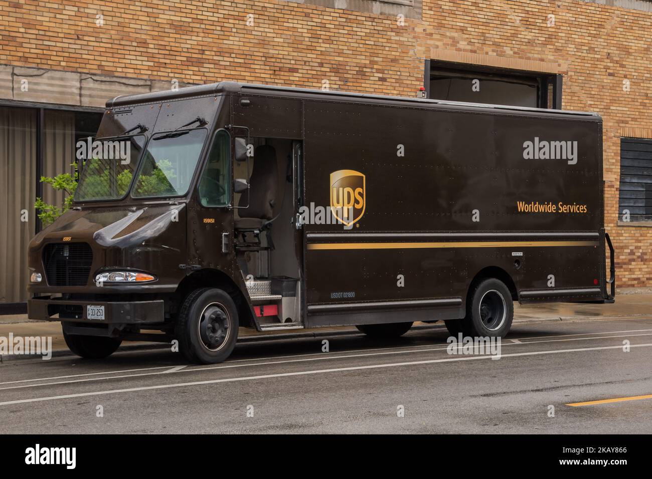 Ein United Parcel Service of America Truck und ein Drop-off-Kasten sind am 6. Juni 2018 entlang der Milwaukee Avenue im Old Irving Park in Chicago, IL, zu sehen. Die Gewerkschaft gab bekannt, dass die Mitglieder mehr als 90 % für den Streik gestimmt haben, wenn vor Ablauf des aktuellen Arbeitsvertrags am 1. August keine Einigung erzielt wird. UPS beschäftigt 260.000 Teamster. Die Sendungen UPS Transporte belaufen sich auf geschätzte 6% des BIP der Vereinigten Staaten, was die US-Wirtschaft stören würde, wenn sie ein Walken ist. DER frühere Streik DER USV war 1997 für 16 Tage. (Foto von Patrick Gorski/NurPhoto) Stockfoto