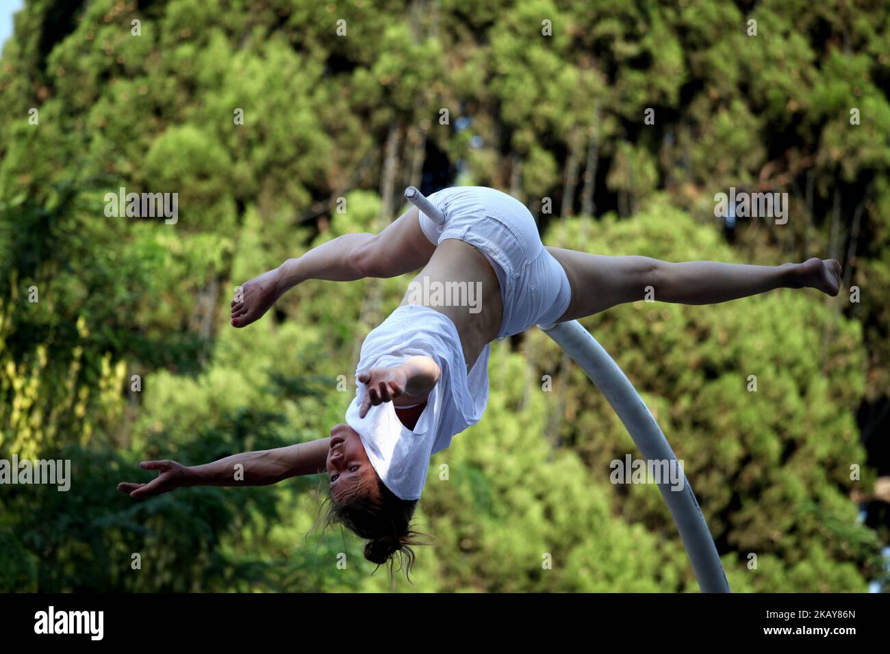 Der französische Performer Chloe Moglia zeigt am 7. Juni 2018 im Rahmen des Athens Epidaurus Festival 2018 eine atemberaubende akrobatische Performance auf dem Syntagma-Platz in Athen, Griechenland. (Foto von Giorgos Georgiou/NurPhoto) Stockfoto