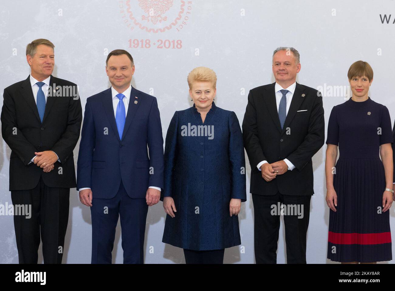 Der bulgarische Präsident Rumen Radew, der lettische Präsident Raimonds Vejonis, der ungarische Präsident Janos Ader, der rumänische Präsident Klaus Iohannis, der polnische Präsident Andrzej Duda, die litauische Präsidentin Dalia Grybauskaite, der slowakische Präsident Andrej Kiska, Der Präsident Estlands, Kersti Kaljulaid, und der tschechische Sprecher der Abgeordnetenkammer, Radek Vondracek, posieren für ein Familienfoto vor dem Treffen von Bukarest neun im Präsidentenpalast in Warschau, Polen am 8. Juni 2018. Staatsoberhäupter von Bukarest neun Länder, die Länder der östlichen Flanke der NATO ( Polen, Rumänien, Estland, Litauen, Lettland, Slova Stockfoto