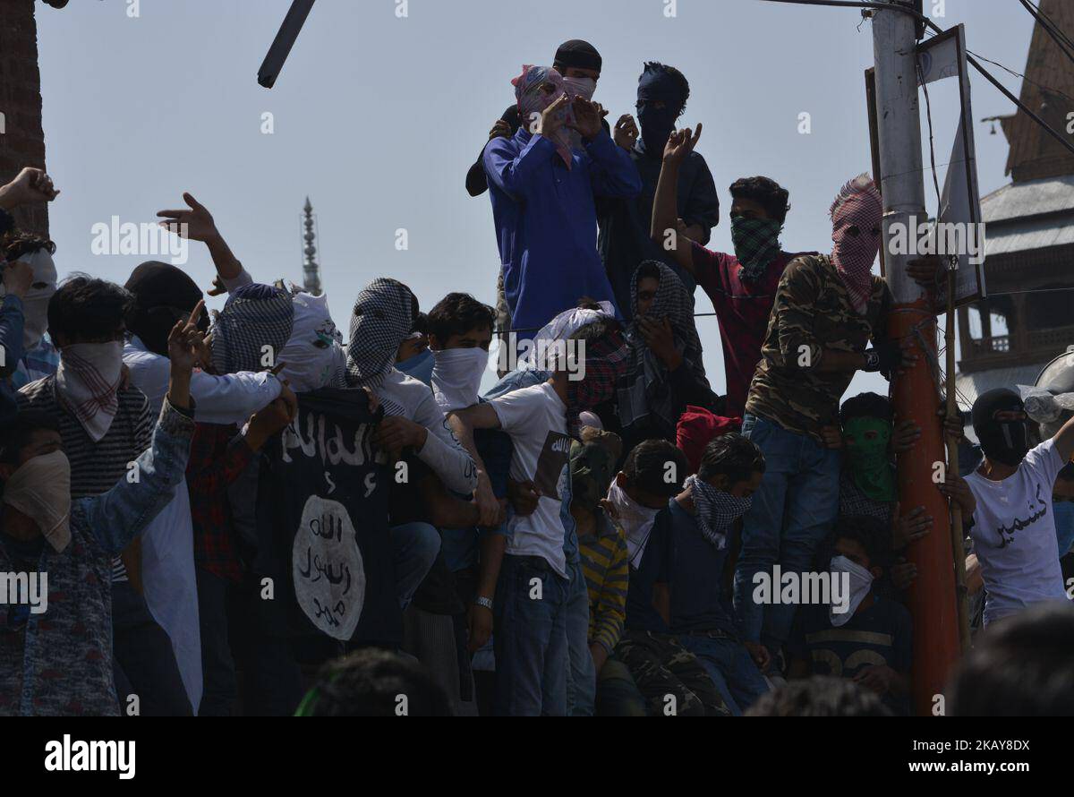 Demonstranten in Kaschmir rufen während eines jährlichen Protestes am vergangenen Freitag des heiligen Ramadan in Srinagar, der Sommerhauptstadt des indischen kontrollierten Kaschmir, Indien, Anti-indische und Pro-Freiheit-Slogans aus. Die Muslime in Kaschmir weihen am vergangenen Freitag des heiligen Monats Ramadan den Al-Quds-Tag oder den Jerusalem-Tag, um die internationale Solidarität der Muslime zur Unterstützung der legitimen Rechte des muslimischen Volkes Palästinas zu verkünden. (Foto von Masrat Jan/NurPhoto) Stockfoto