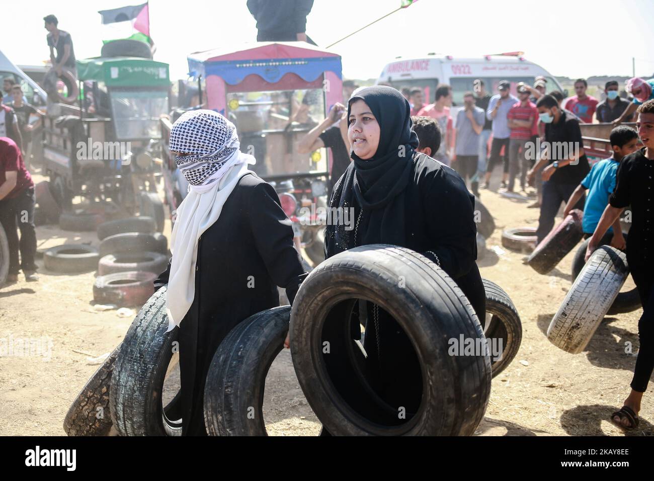 Palästinensische Demonstranten am 8. Juni 2018 während eines Protestes zum Al-Quds-Tag (Jerusalem Day) an der Grenze zwischen Israel und Gaza im östlichen Gazastreifen. (Foto von Hosam Salem/NurPhoto) Stockfoto