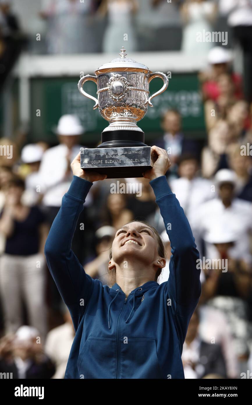 Simona Halep aus Rumänien feiert mit der Trophäe, nachdem sie Sloane Stephens aus den Vereinigten Staaten 3-6 6-4 6-1 im Finale der Frauen-Singles bei Roland Garros während der French Open A am 9. Juni 2018 in Paris, Frankreich, besiegt hat. (Foto von Mehdi Taamallah/NurPhoto) Stockfoto