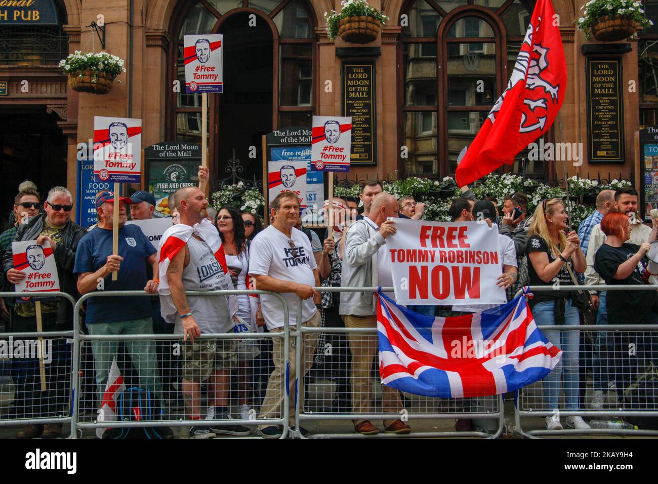 Anhänger von Tommy Robinson versammeln sich während eines Protestes von 'Free Tommy Robinson' in Whitehall am 9. Juni 2018 in London, England. Die Demonstranten fordern die Freilassung des Anführers der englischen Verteidigungsliga (EDL), Tommy Robinson, der wegen Gerichtssachens 13 Monate im Gefängnis sitzt. (Foto von Alex Cavendish/NurPhoto) Stockfoto