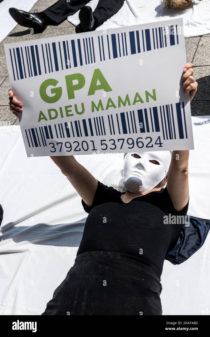 Die-in der Allianz VITA gegen medizinisch unterstützte Fortpflanzung (PMA) in Lyon, Frankreich, am 12. Juni 2018. Die Aktion ist Teil der nationalen Kampagne gegen medizinisch unterstützte Fortpflanzung und die „Rechte des Kindes“, die in 60 Städten organisiert wird. (Foto von Nicolas Liponne/NurPhoto) Stockfoto