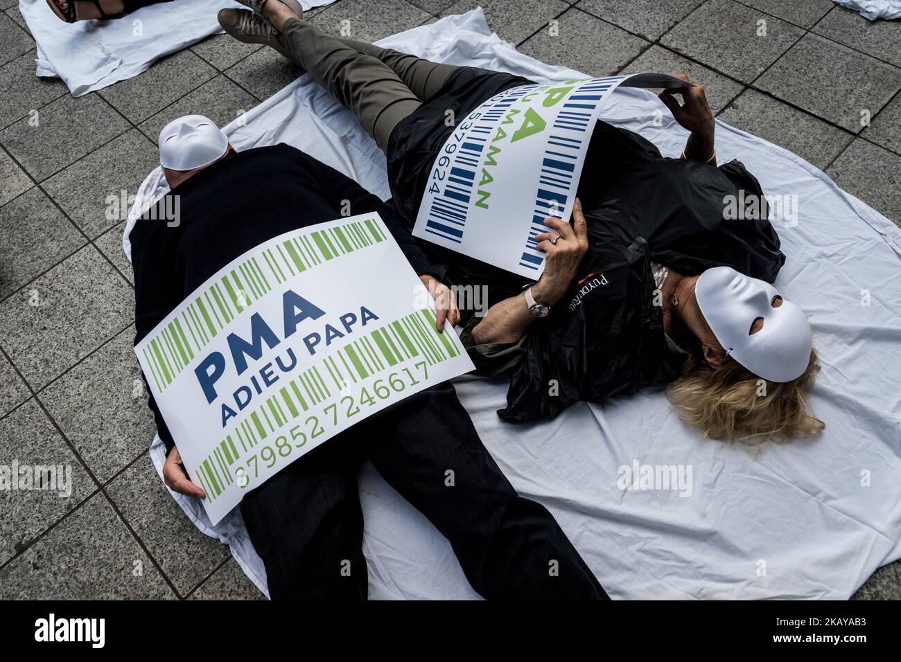 Die-in der Allianz VITA gegen medizinisch unterstützte Fortpflanzung (PMA) in Lyon, Frankreich, am 12. Juni 2018. Die Aktion ist Teil der nationalen Kampagne gegen medizinisch unterstützte Fortpflanzung und die „Rechte des Kindes“, die in 60 Städten organisiert wird. (Foto von Nicolas Liponne/NurPhoto) Stockfoto