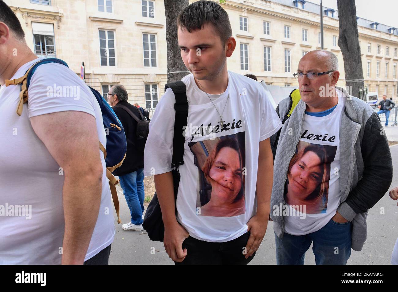 Die Vereinigung der Familien der Opfer des Straßenverkehrs hat sich am 13. Juni 2018 vor der Nationalversammlung in Paris, Frankreich, versammelt. An die Abgeordneten zu appellieren und eine Gesetzesänderung zu erhalten, um „unfreiwillige Tötungen“ im Falle erschwerender Umstände als „Straßenmörder“ zu klassifizieren, um Mindeststrafen und eine echte Anerkennung für die Opfer und ihre Angehörigen zu erreichen. (Foto: Julien Mattia/NurPhoto) Stockfoto