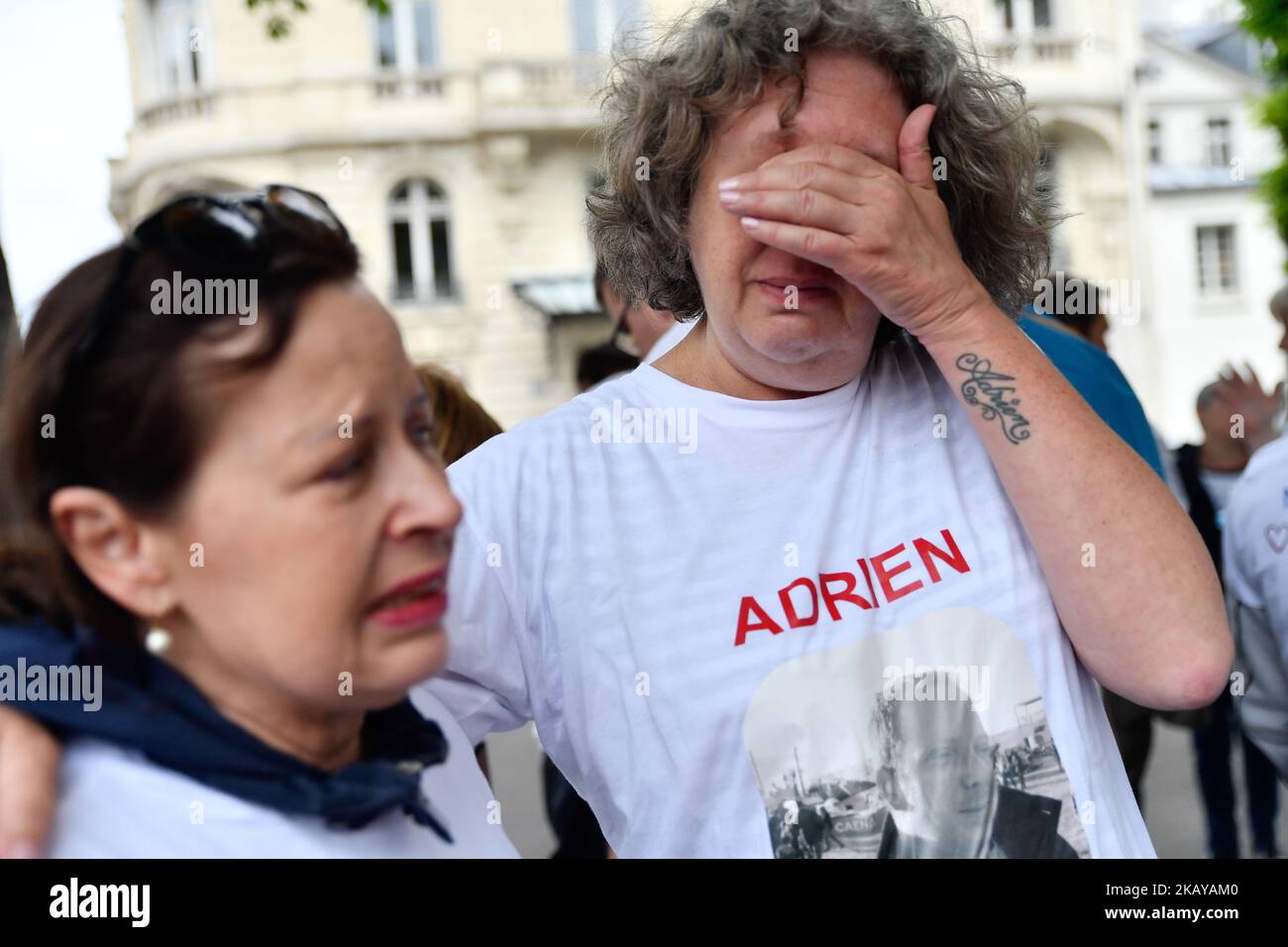 Die Vereinigung der Familien der Opfer des Straßenverkehrs hat sich am 13. Juni 2018 vor der Nationalversammlung in Paris, Frankreich, versammelt. An die Abgeordneten zu appellieren und eine Gesetzesänderung zu erhalten, um „unfreiwillige Tötungen“ im Falle erschwerender Umstände als „Straßenmörder“ zu klassifizieren, um Mindeststrafen und eine echte Anerkennung für die Opfer und ihre Angehörigen zu erreichen. (Foto: Julien Mattia/NurPhoto) Stockfoto