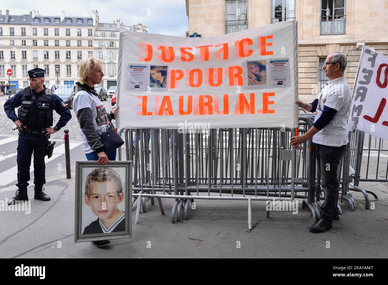 Die Vereinigung der Familien der Opfer des Straßenverkehrs hat sich am 13. Juni 2018 vor der Nationalversammlung in Paris, Frankreich, versammelt. An die Abgeordneten zu appellieren und eine Gesetzesänderung zu erhalten, um „unfreiwillige Tötungen“ im Falle erschwerender Umstände als „Straßenmörder“ zu klassifizieren, um Mindeststrafen und eine echte Anerkennung für die Opfer und ihre Angehörigen zu erreichen. (Foto: Julien Mattia/NurPhoto) Stockfoto