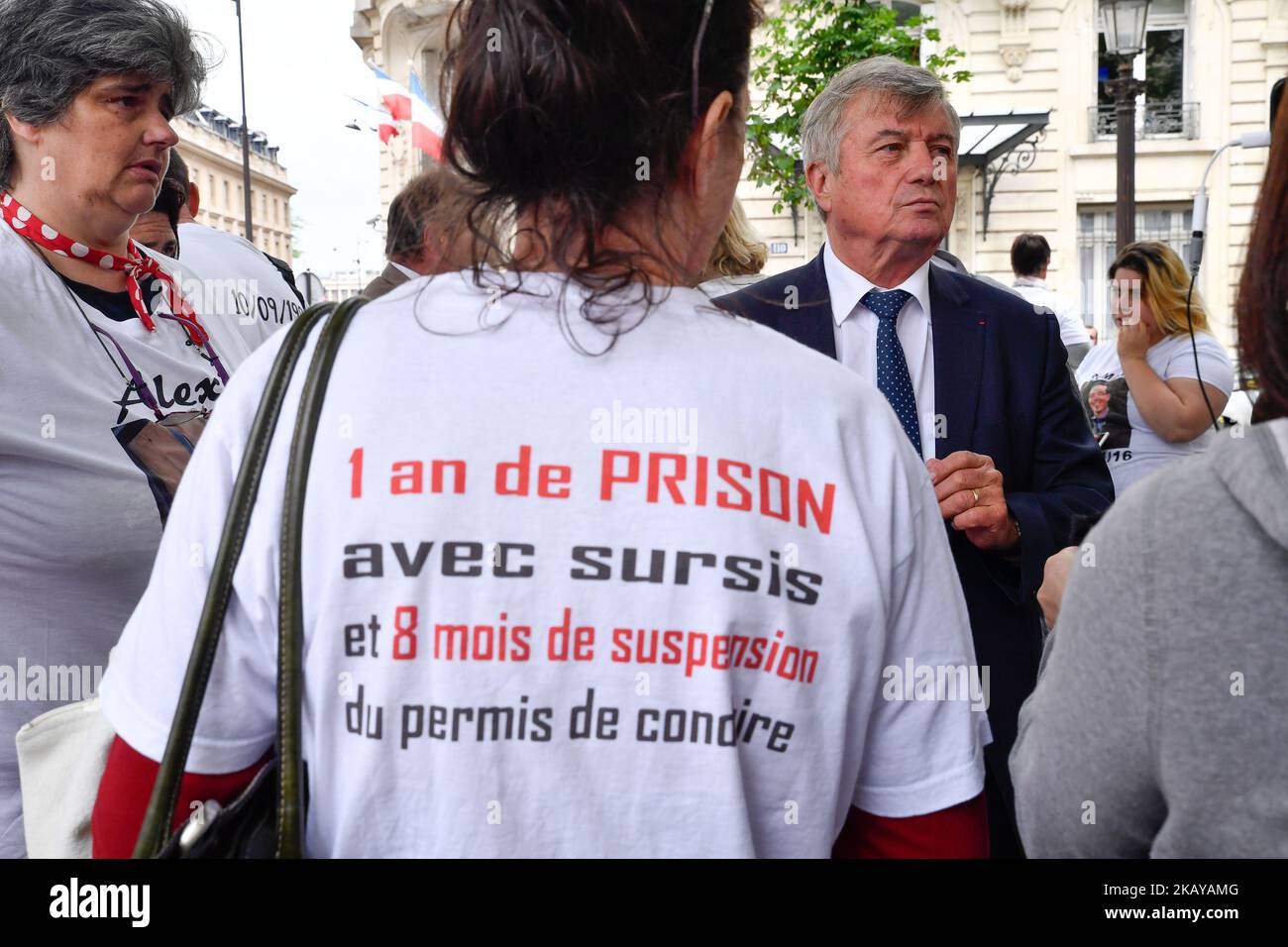 Der französische Abgeordnete des Departements Nord und Mitglied der Union der Demokraten und Unabhängigen, Guy Bricout, unterstützt die Familien der Straßenopfer, die am 13. Juni 2018 vor der Nationalversammlung in Paris, Frankreich, versammelt waren, An die Abgeordneten zu appellieren und eine Gesetzesänderung zu erhalten, um „unfreiwillige Tötungen“ im Falle erschwerender Umstände als „Straßenmörder“ zu klassifizieren, um Mindeststrafen und eine echte Anerkennung für die Opfer und ihre Angehörigen zu erreichen. (Foto: Julien Mattia/NurPhoto) Stockfoto