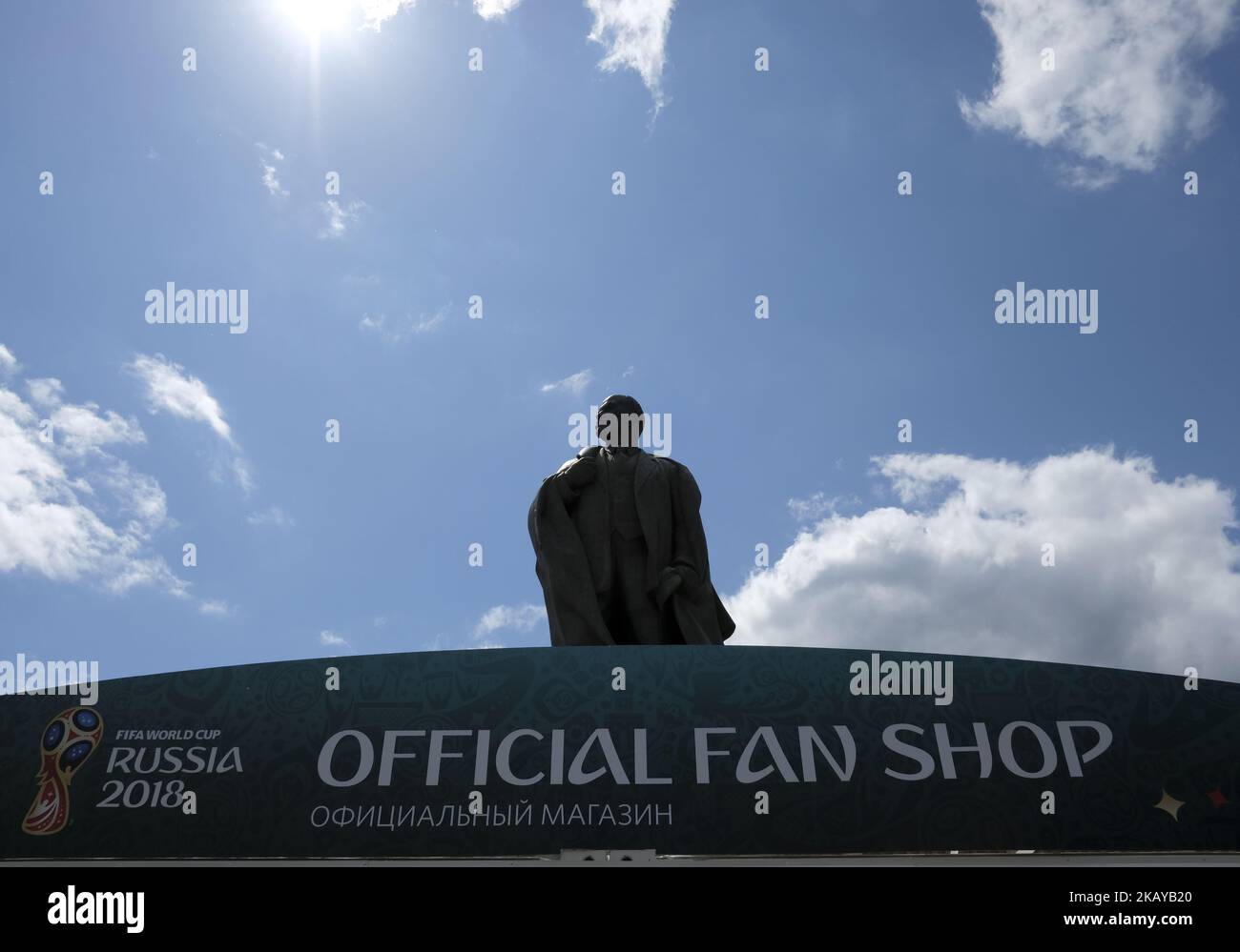 Die Statue von Wladimir Ilic Lenin in der Nähe des offiziellen Fanshops im Luschniki-Stadion in Moskau, Russland, am 13. Juni 2018. (Foto von Matteo Ciambelli/NurPhoto) Stockfoto