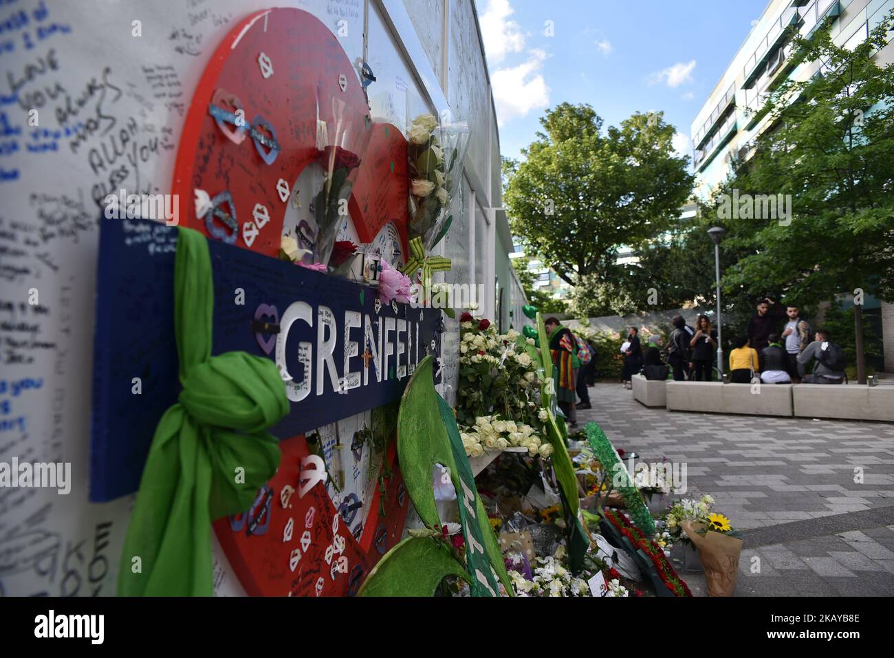 Notizen, Blumen und Karten werden am 13. Juni 2018 bei einer Mahnwache in der Nähe des Grenfell Tower in London, England, hinterlassen. Morgen jährt sich zum ersten Mal der Brand des Grenfell Tower, bei dem 71 Menschen ihr Leben verloren. (Foto von Alberto Pezzali/NurPhoto) Stockfoto