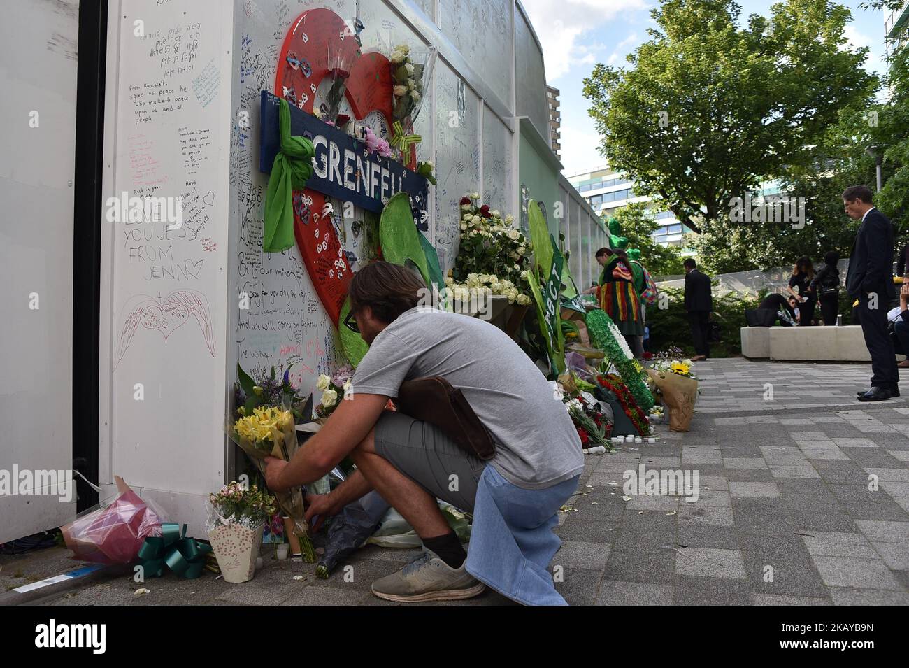 Notizen, Blumen und Karten werden am 13. Juni 2018 bei einer Mahnwache in der Nähe des Grenfell Tower in London, England, hinterlassen. Morgen jährt sich zum ersten Mal der Brand des Grenfell Tower, bei dem 71 Menschen ihr Leben verloren. (Foto von Alberto Pezzali/NurPhoto) Stockfoto