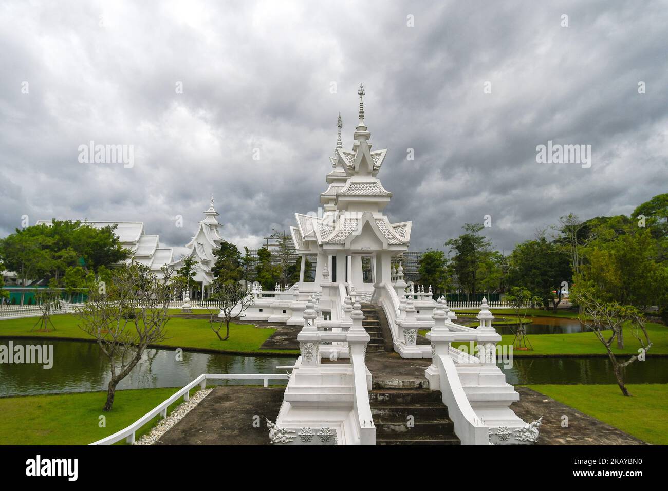 Ein Blick auf einen Teil des Wat Rong Khun, den Ausländern als der Weiße Tempel bekannt. Am Freitag, den 15. Juni 2018, in Mueang Chiang Rai, Chiang Rai, Thailand. (Foto von Artur Widak/NurPhoto) Stockfoto