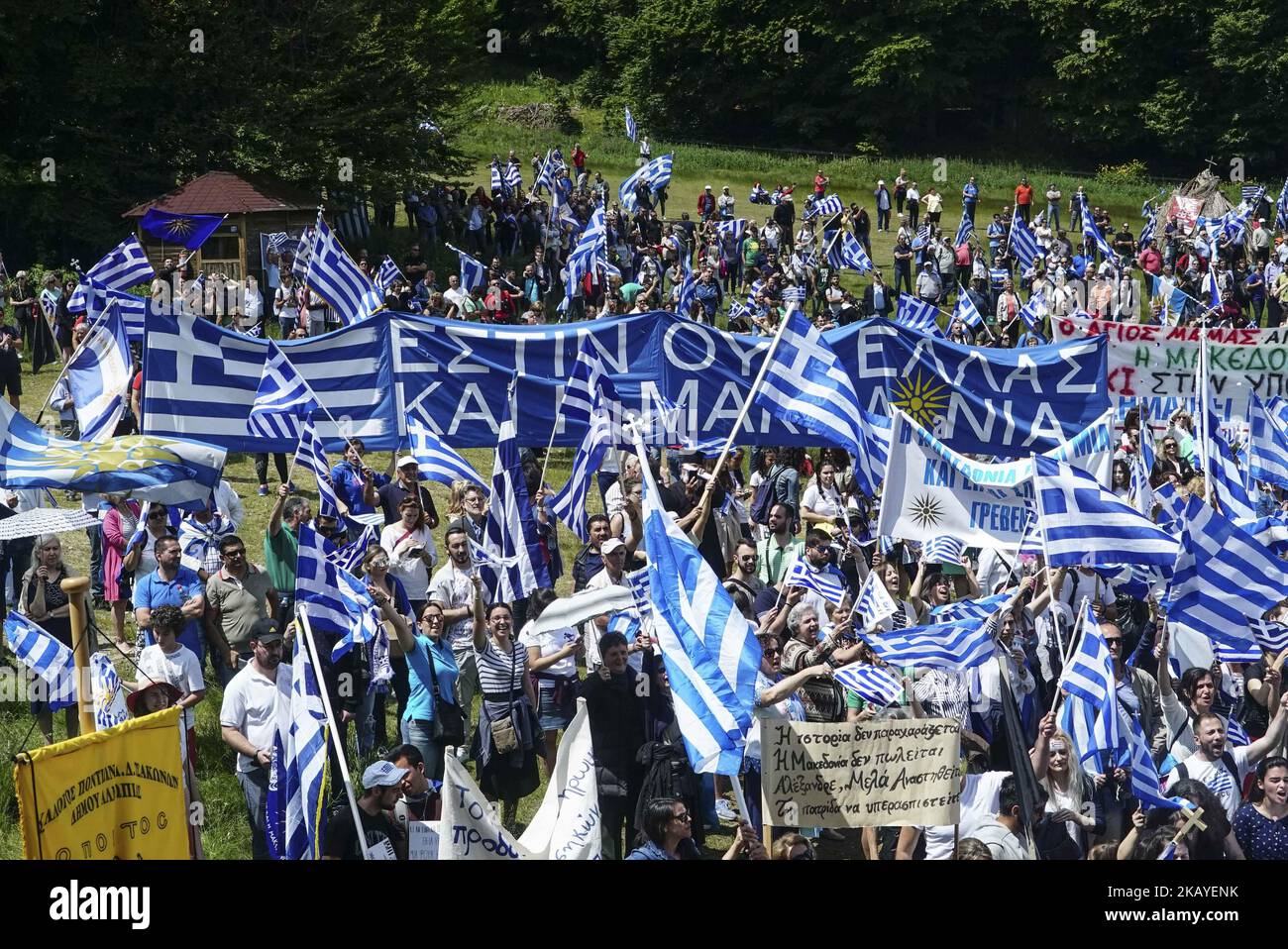 Die Proteste in Griechenland nehmen zu, da Mazedonien nach 27 Jahren in Nord-Mazedonien umbenannt wird. Die Griechen, die gegen das Abkommen protestierten, haben am Sonntag mit der Bereitschaftspolizei im kleinen Dorf Pisoderi in Griechenland zusammengetroffen. In der Nähe der Grenze zu Mazedonien brach der Ärger aus, als 3000 Demonstranten, die griechische Flaggen schwenkten, versuchten, sich der Unterschriftenzeremonie am Ufer des 20 Kilometer entfernten Prespa-Sees zu nähern. 16 Polizisten verletzt und 15 Bürger. (Foto von N.E./NurPhoto) Stockfoto