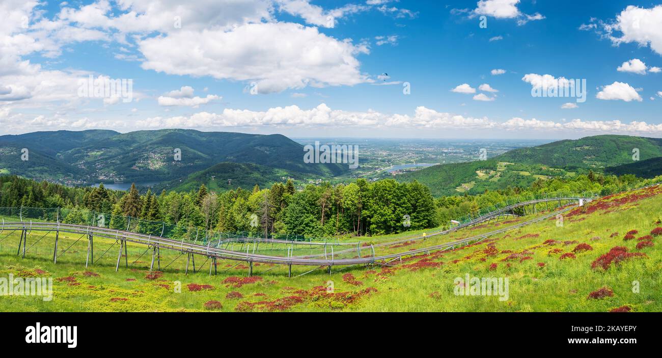 Panoramablick von der Spitze der Hitze nach Norden. Die Sommerrodelbahn . Der Czanieckie-See und die Międzybrodzkie im Hintergrund. Ansicht von Stockfoto