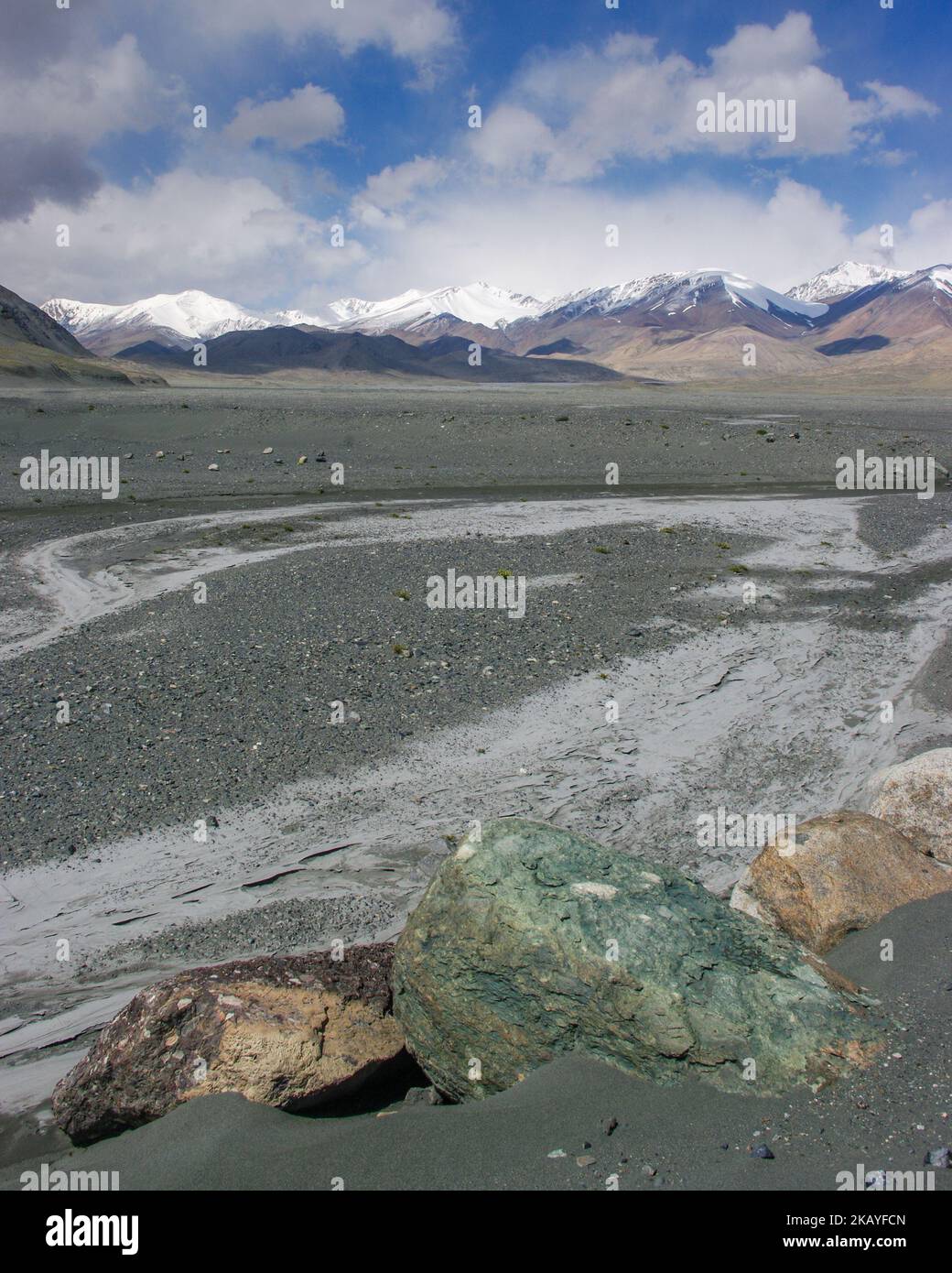 Farbenfrohe Berglandschaft mit trockenem Flussbett entlang des hoch gelegenen Pamir Highway zwischen Karakul und Kyzyl Art, Murghab, Gorno-Badakshan, Tadschikistan Stockfoto