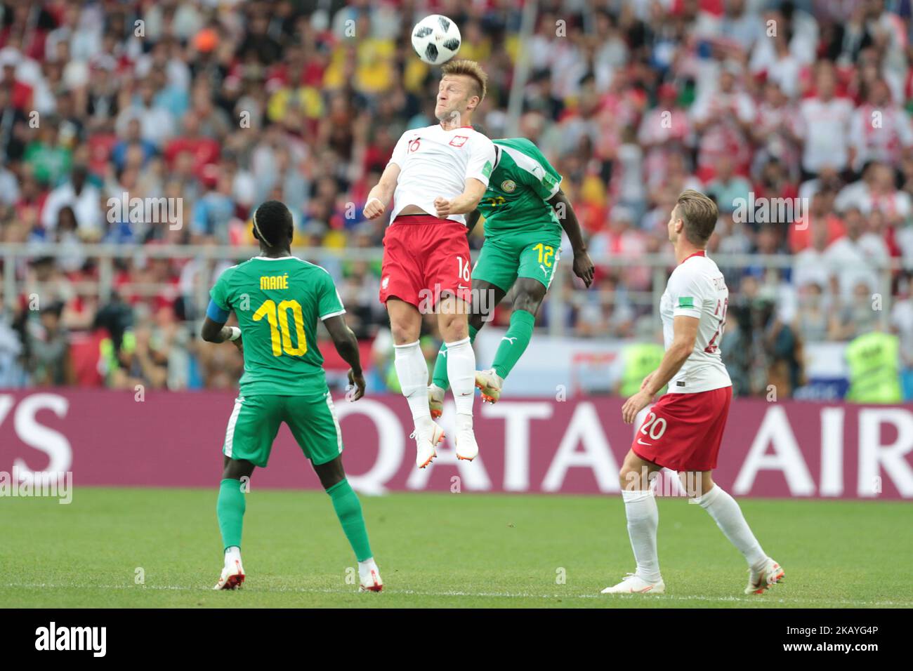 Mittelfeldspieler Jakub Blaszczykowski aus der polnischen Nationalmannschaft und Verteidiger Youssouf Sabaly aus der senegalesischen Nationalmannschaft beim Spiel der Gruppe H zwischen Polen und Senegal bei der FIFA Weltmeisterschaft 2018 im Spartak-Stadion in Moskau, Russland, Dienstag, 19. Juni 2018. (Foto von Anatolij Medved/NurPhoto) Stockfoto