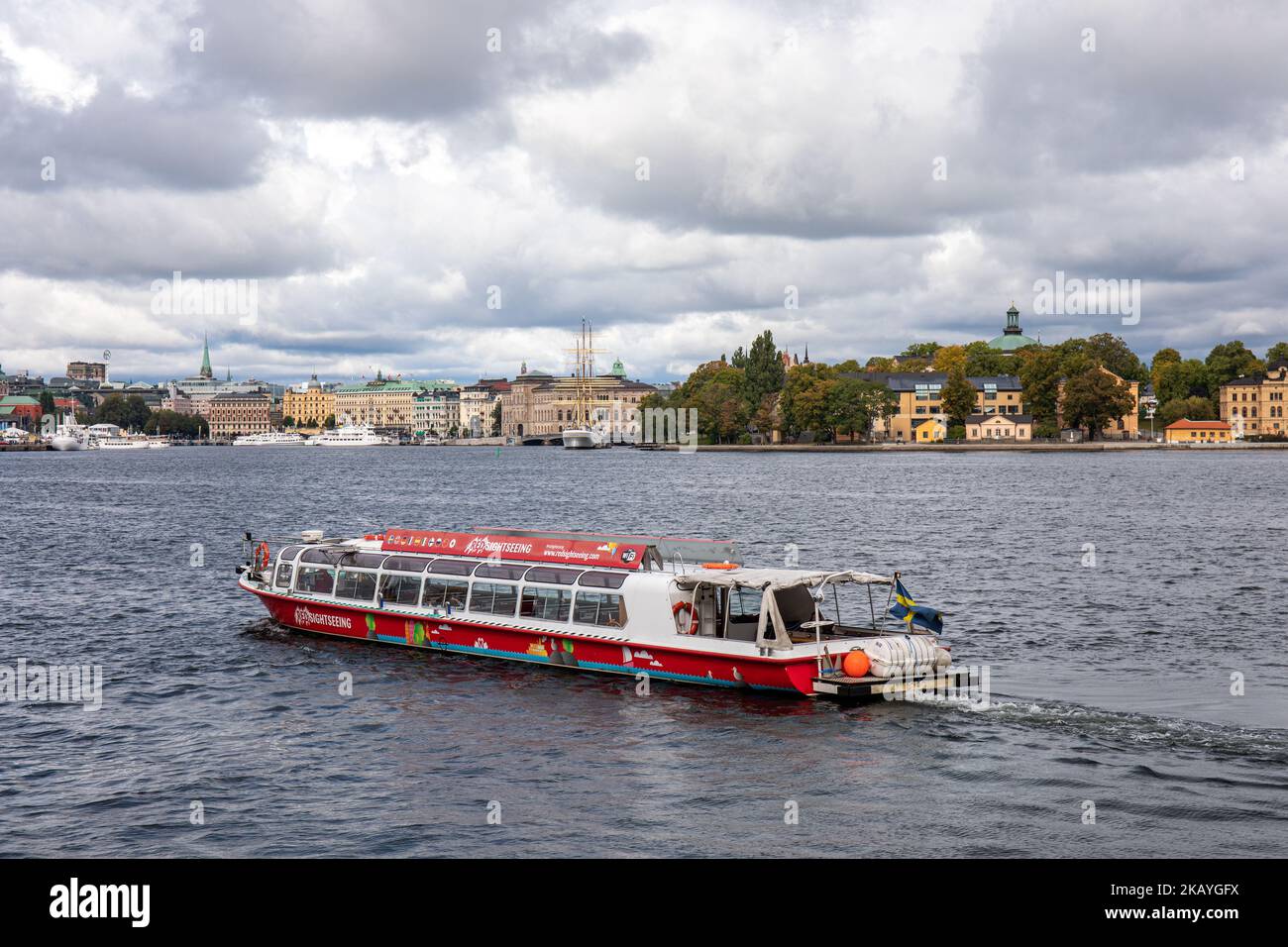 Red Sightseeing Hop-on-Hop-off-Boot in Stockholm, Schweden Stockfoto